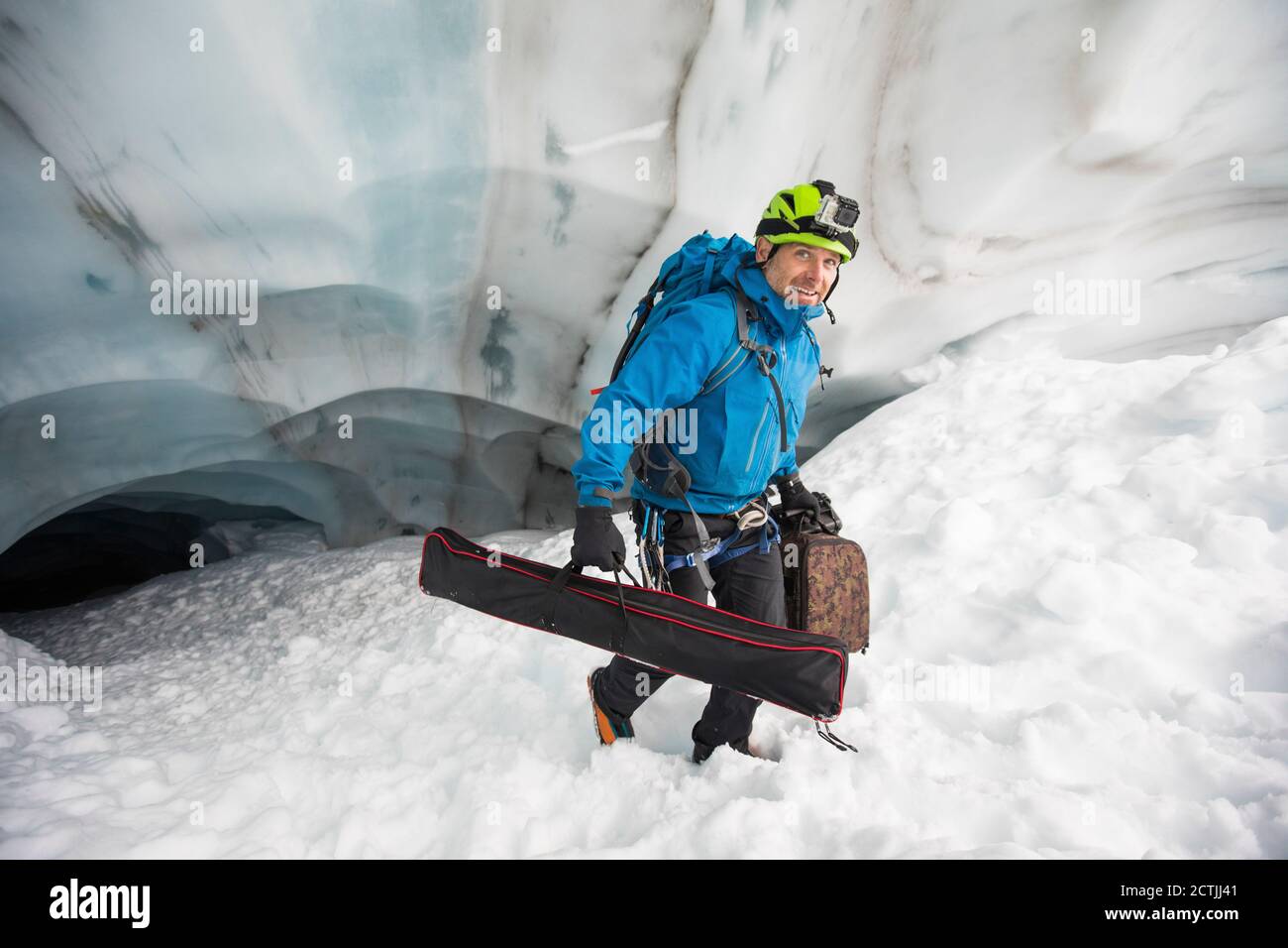 Wissenschaftler trägt Ausrüstung aus einer Gletscherhöhle, British Columbia, Kanada Stockfoto