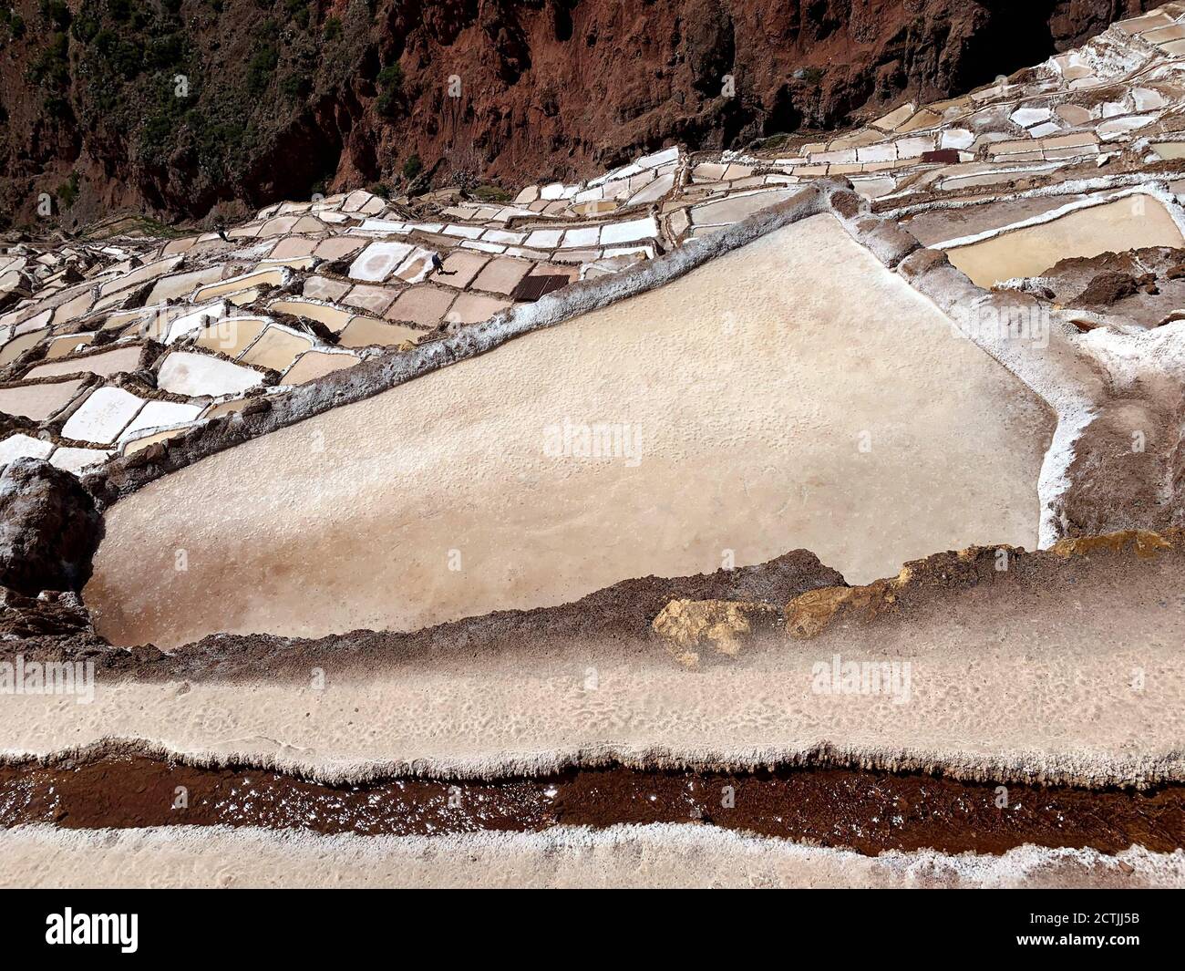 Salzbergwerke in Maras, Peru. Salineras de Maras, Anden. Riesige Salzpfanne. Berühmte peruanische Salz.Heilige Tal der Inkas. Flache Salzpfannen, Teiche, Stockfoto