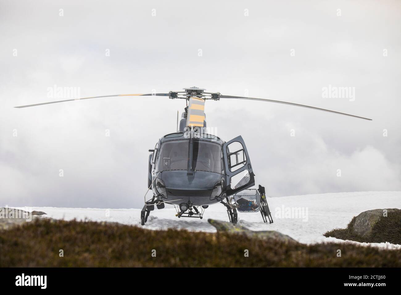 Hubschrauber landete auf verschneiten Bergrücken. Stockfoto