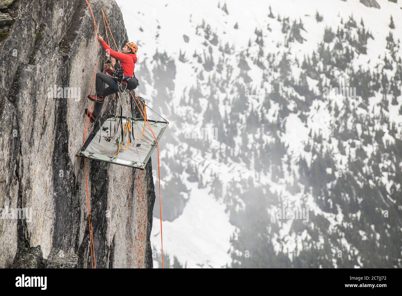 Felskletterer benutzt prusik, um Klippe über Portaledge aufzusteigen. Stockfoto