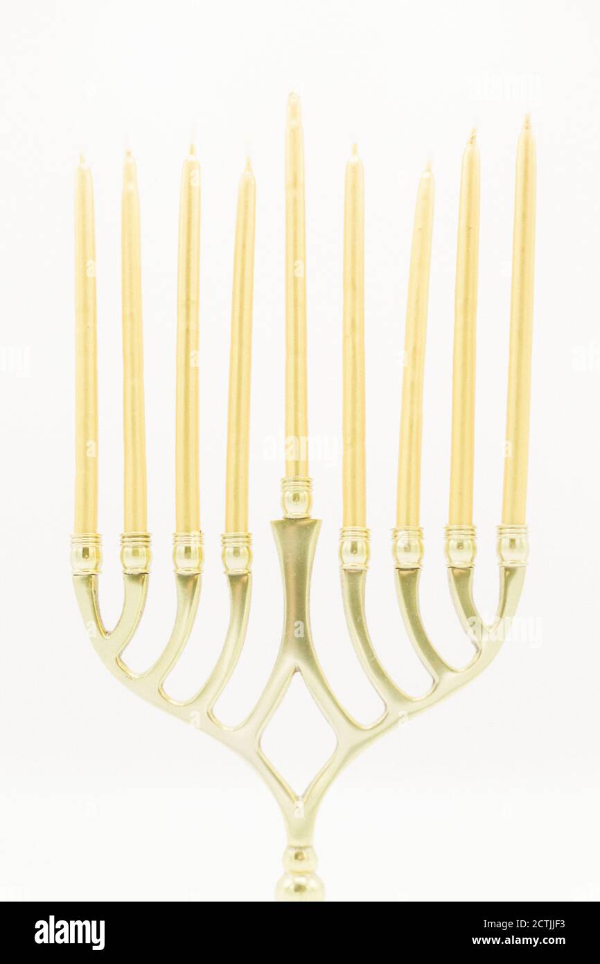 Vorderansicht von Gold Menorah Holding unlit Gold Kerzen für Hanukah Stockfoto