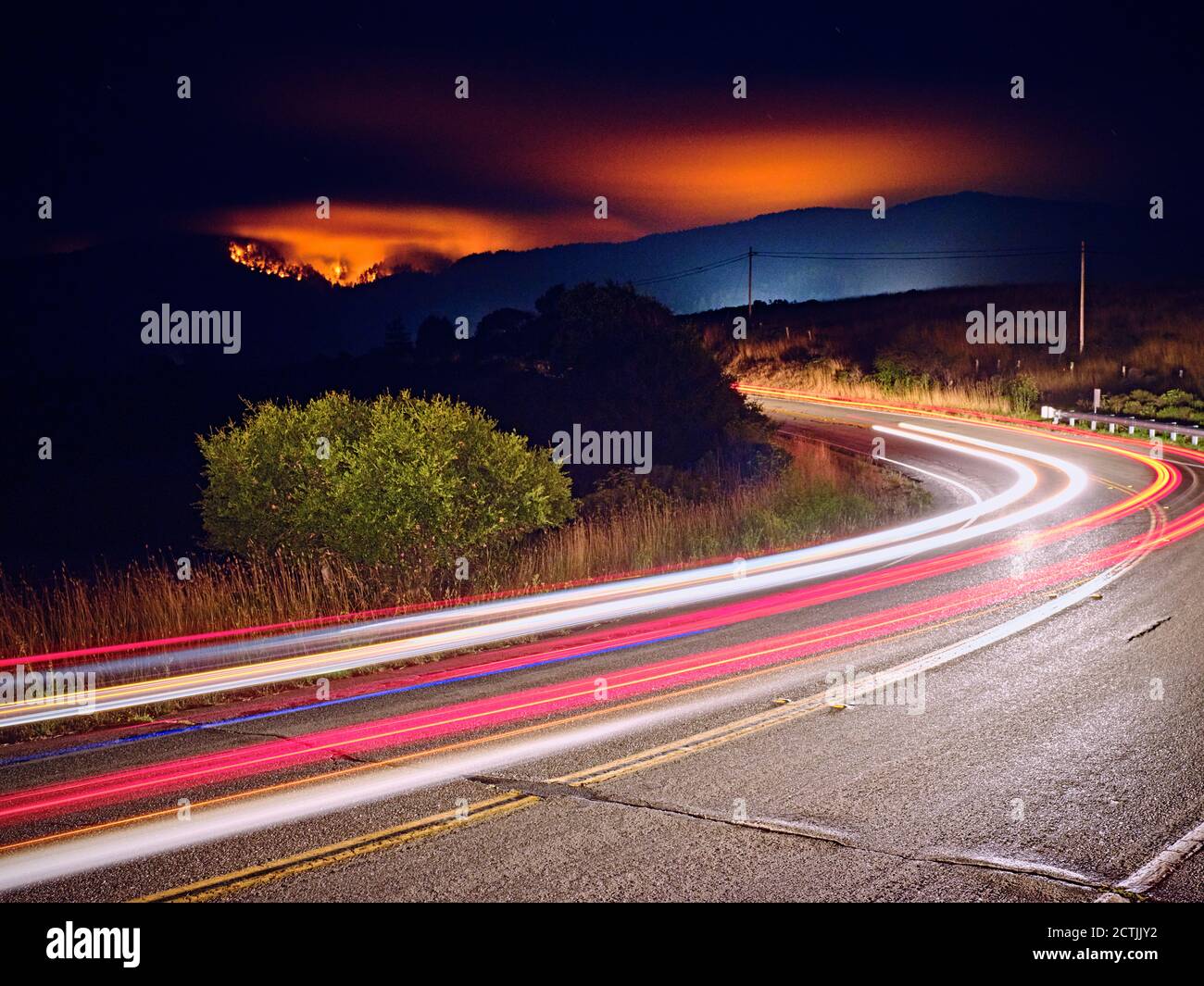 Woodward Feuer brennt im Point Reyes National Park, Scheinwerfer auf der Straße Stockfoto