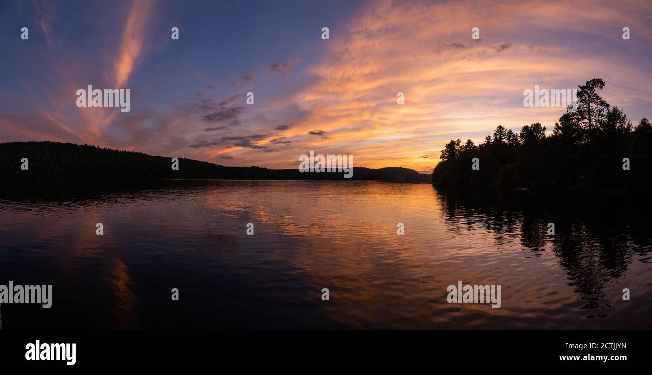 Panoramablick auf einen wunderschönen Sonnenuntergang über dem See Témiscamingue im Opemican Nationalpark, Kanada Stockfoto Panoramablick auf einen wunderschönen Sonnenuntergang über dem See Témiscamingue im Opemican Nationalpark, Kanada Stockfoto