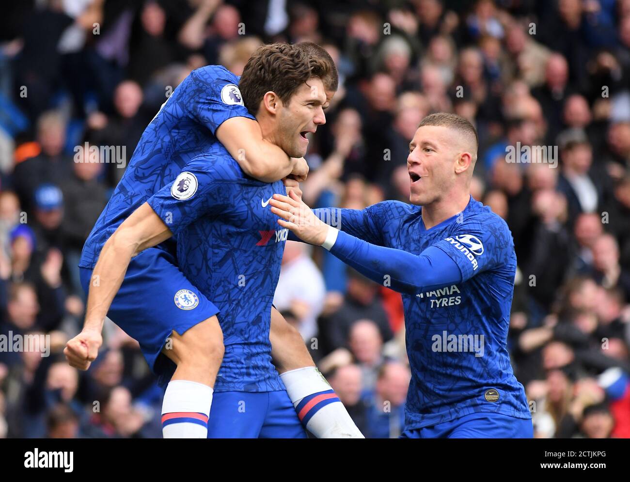 LONDON, ENGLAND - 22. FEBRUAR 2020: Marcos Alonso aus Chelsea feiert mit Ross Barkley aus Chelsea, nachdem er 2019/20 beim Premier League Spiel zwischen Chelsea FC und Tottenham Hotspur FC in Stamford Bridge ein Tor erzielte. Stockfoto