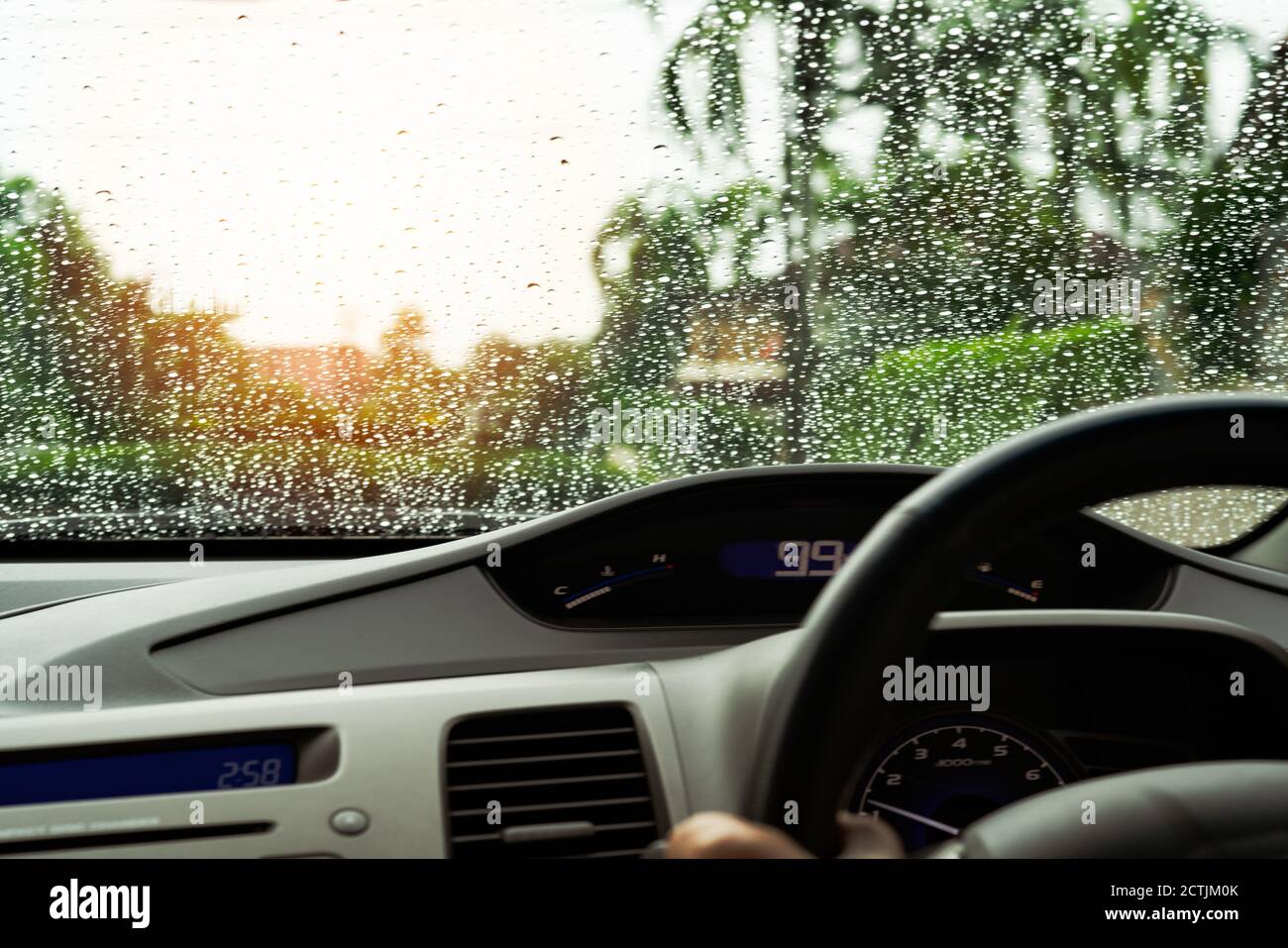 Schlechte Sicht Regen fällt auf Auto Glas in den regnerischen Tagen Stockfoto