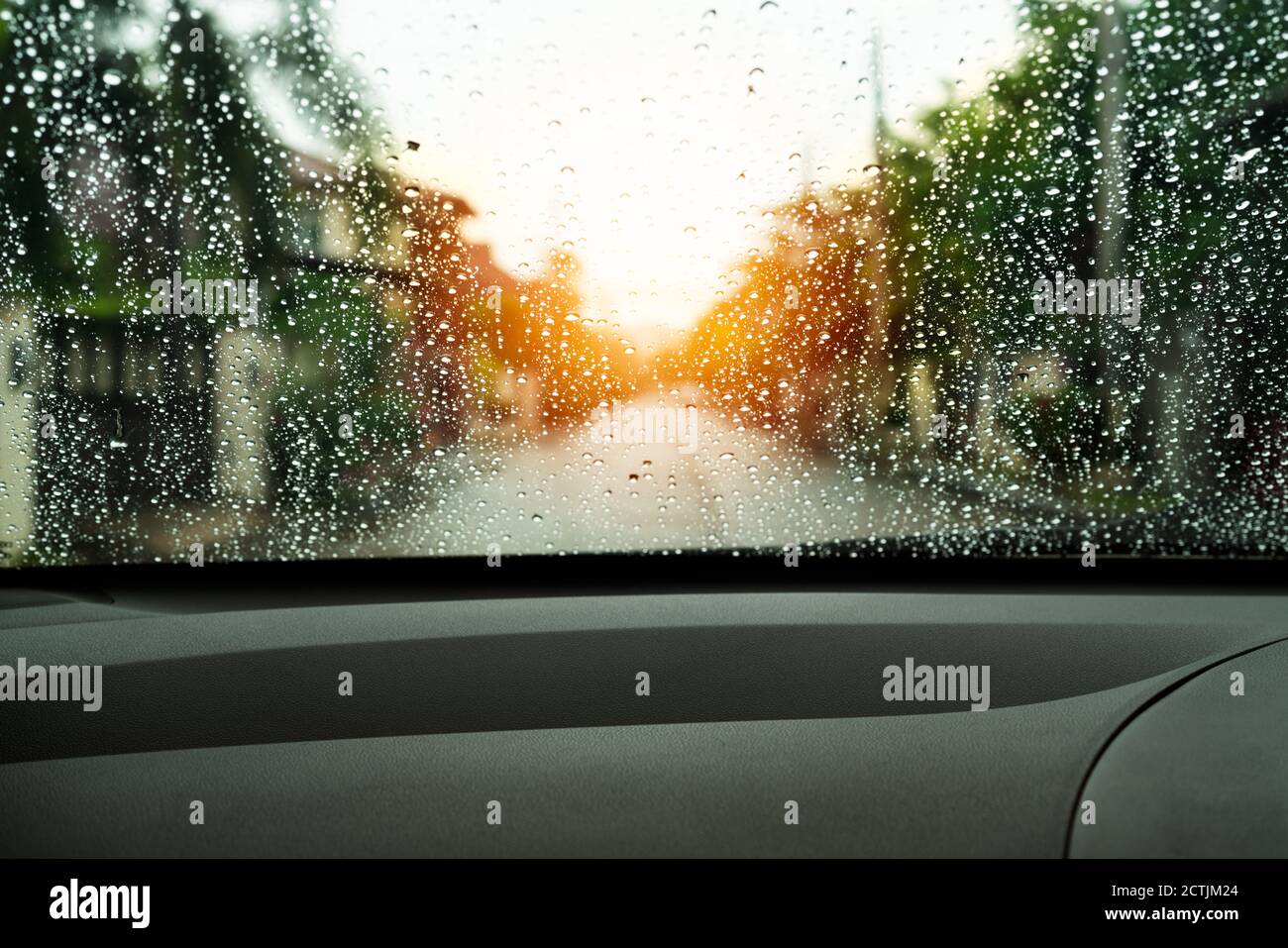Schlechte Sicht Regen fällt auf Auto Glas in den regnerischen Tagen Stockfoto