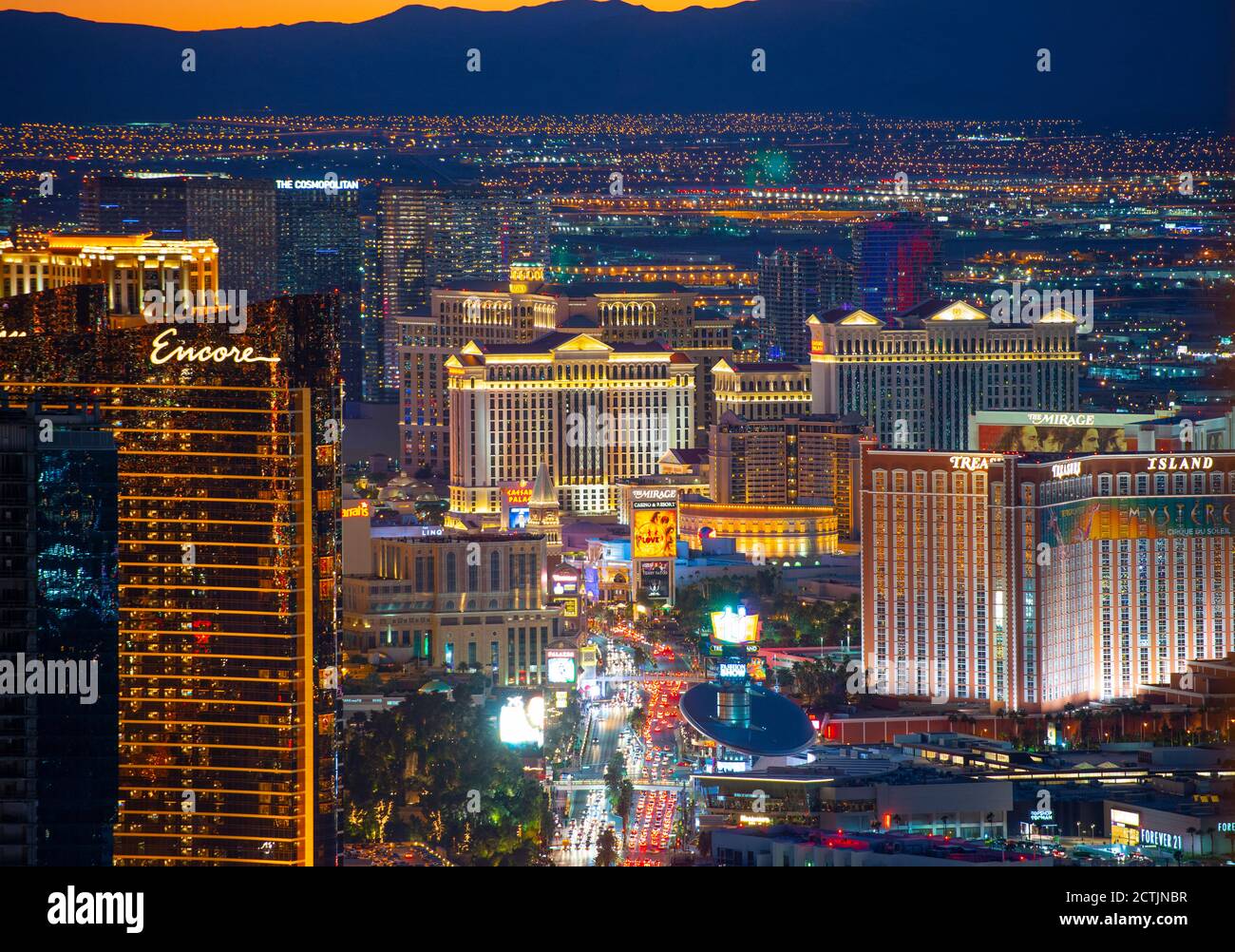 Luxushotels wie Wynn, Encore, Caesars Palace, Treasure Island bei Nacht vom Stratosphere Tower in Las Vegas, Nevada, USA. Stockfoto