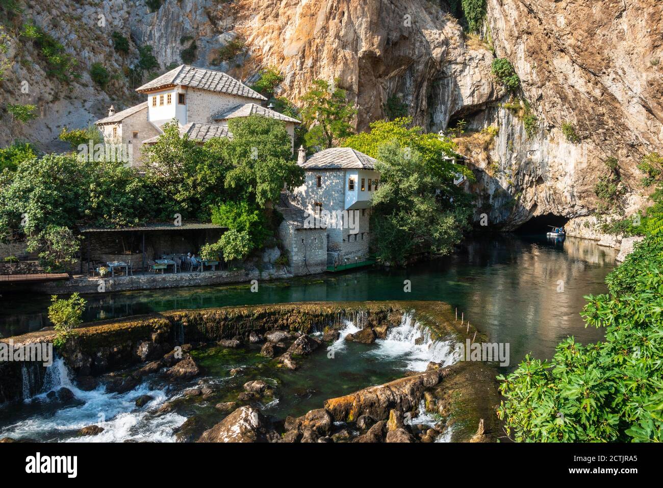 Blagaj, Bosnien und Herzegowina - 04 Sep 2019: Blagaj Tekija Derwisch Kloster und Wasserfall mit riesigen Felsen in der Hintergrundtapete Stockfoto