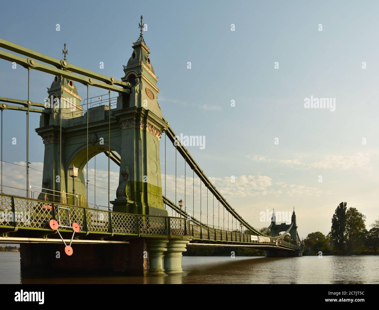 Hammersmith Bridge für Fußgänger und Flussverkehr gesperrt. Viktorianische Hängebrücke über die Themse, London Stockfoto
