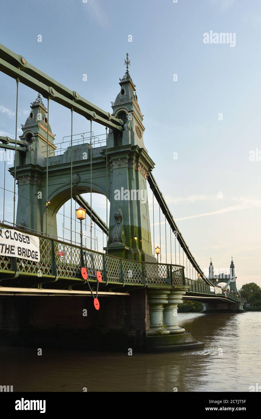 Hammersmith Bridge für Fußgänger und Flussverkehr gesperrt. Viktorianische Hängebrücke über die Themse, London Stockfoto