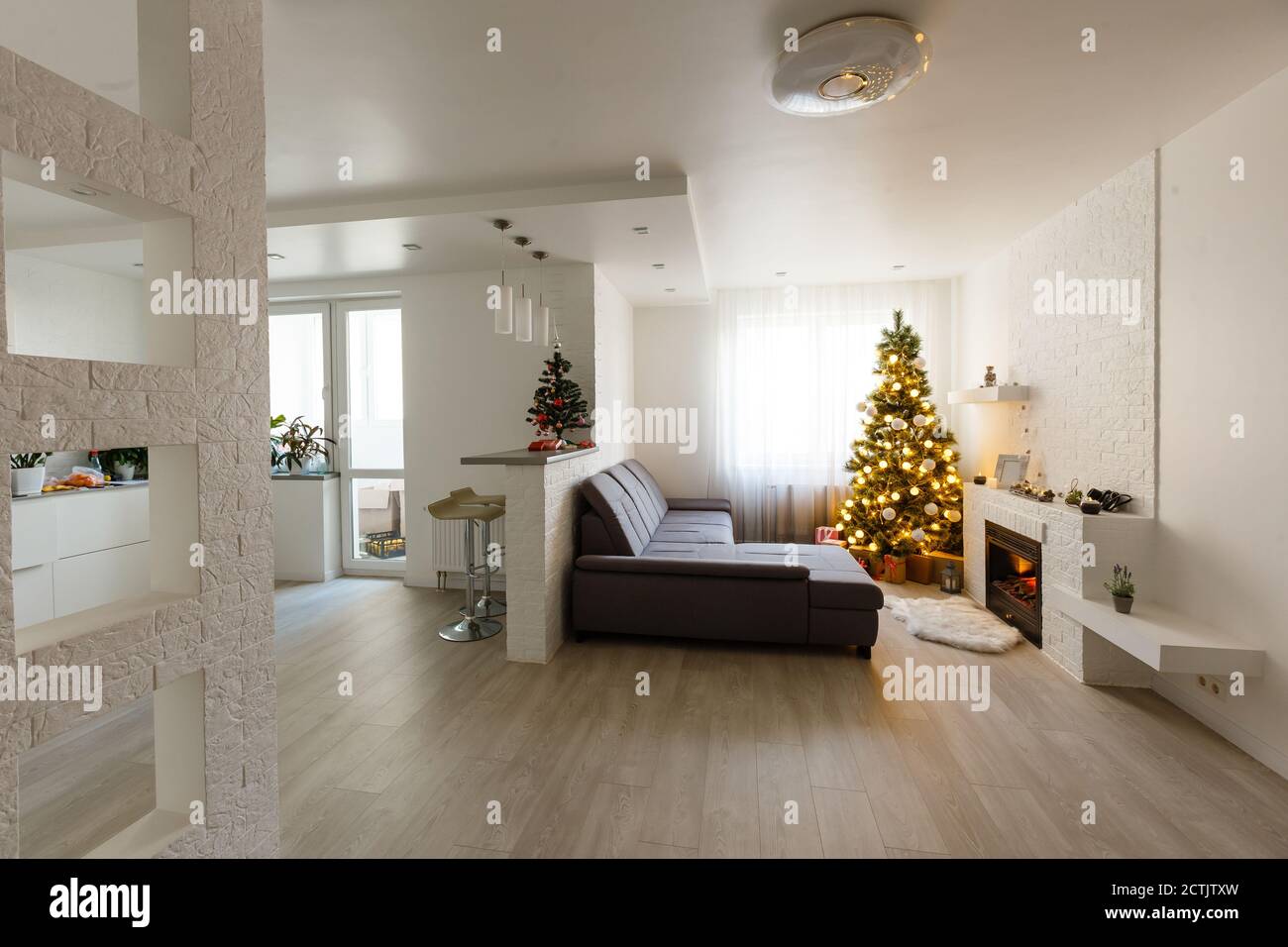 Weihnachtliche Innenansicht, Weihnachtsbaum in der Wohnung Stockfoto