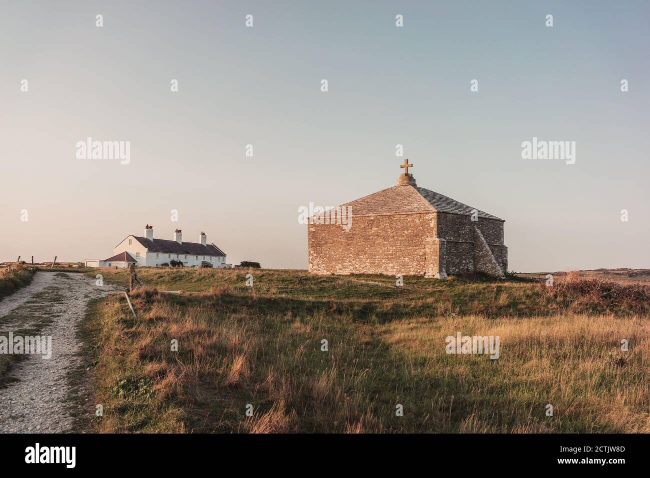 St. Aldhelm’s Chapel – eine kleine Kirche aus dem 12. Jahrhundert in St. Aldhelm’s Head in der Nähe von Swanage an der Jurassic Coast, Dorset, England, Großbritannien Stockfoto