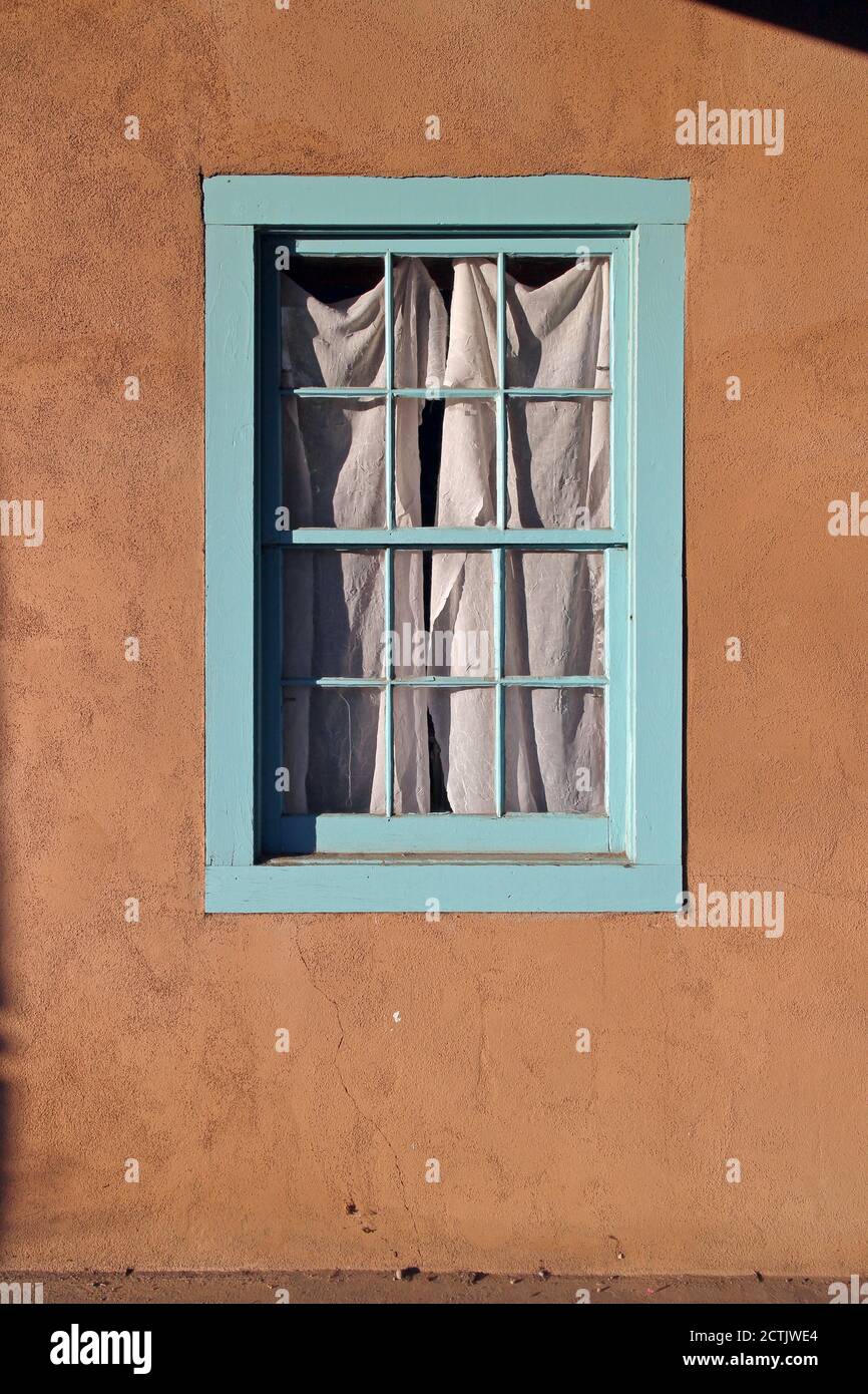 Blaues Fenster an der Stuckwand. Stockfoto