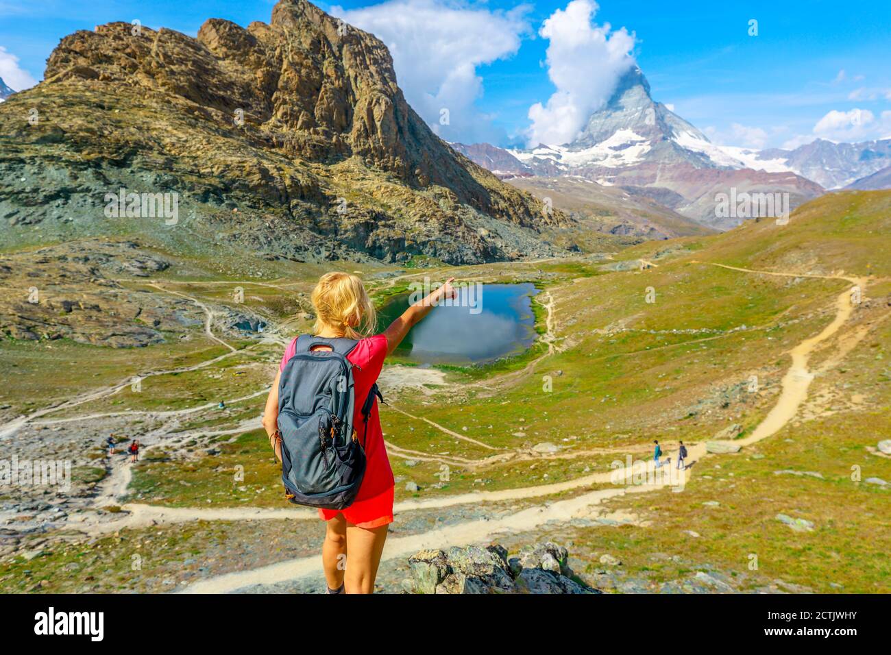 Wanderfrau Backpacker mit Blick auf das Matterhorn oder den Monte Cervino oder Mont Cervin, die Schweizer Alpen und den Riffelsee. Aktivitäten im Freien in Zermatt Stockfoto
