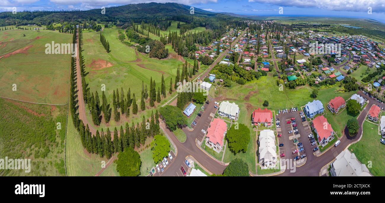 Acht Bilder wurden für diesen Panorama-Luftanblick auf Lanai City auf der Insel Lanai, Hawaii, kombiniert. Die lange Straße auf der linken Seite führt zum Spa at Stockfoto