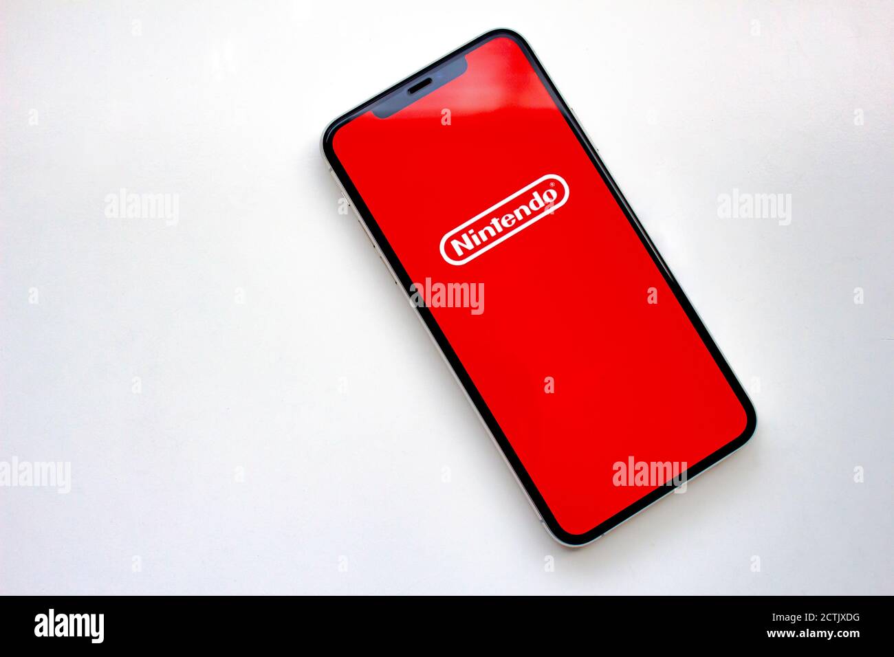 Calgary, Alberta, Kanada. September 23 2020. Ein iPhone 11 Pro Max mit dem Nintendo Logo auf dem Bildschirm. Stockfoto