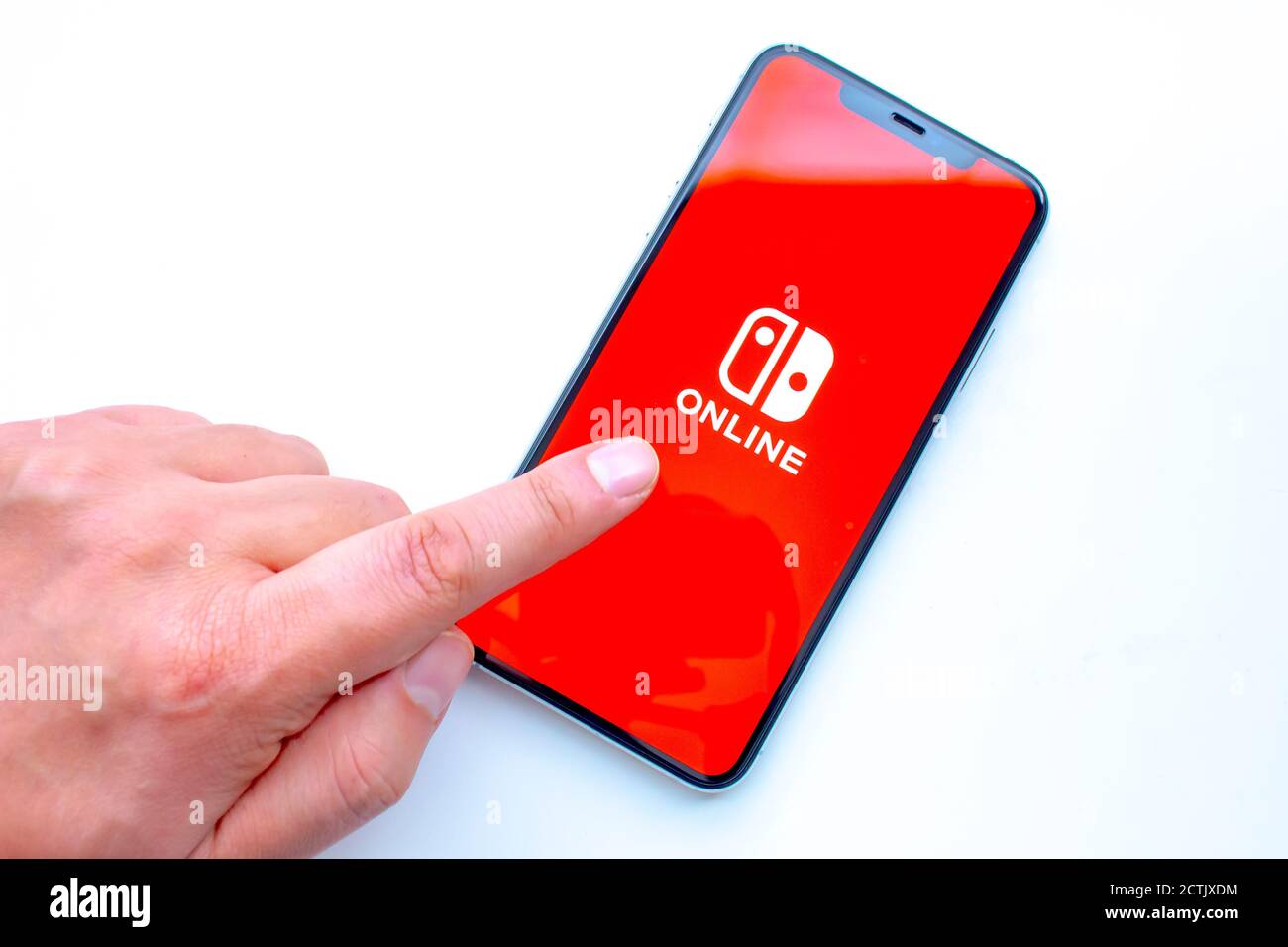 Calgary, Alberta, Kanada. September 23 2020. Eine Person, die ein iPhone 11 Pro Max mit der Nintendo Switch App auf dem Bildschirm verwendet. Stockfoto