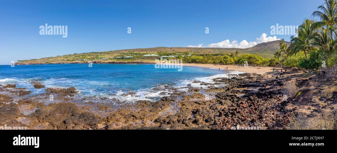 Ein Panarama Blick auf den goldenen Strand und Palmen im Hulopo'e Beach Park, und das Four Seasons Resort in Manele Bay, Lanai Island, Hawaii, USA. Fiv Stockfoto