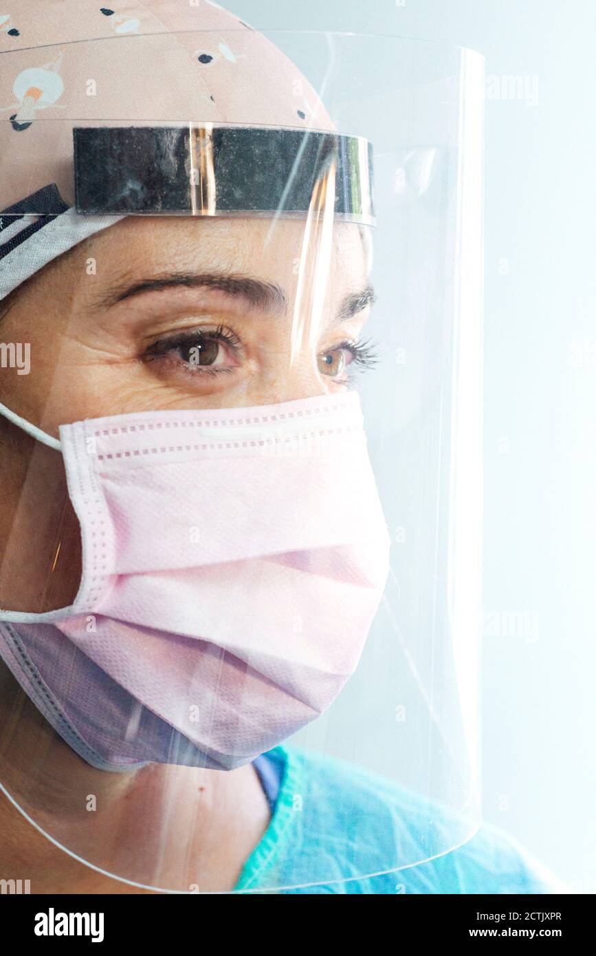 Arzt trägt schützende Arbeitskleidung in der Klinik Stockfoto