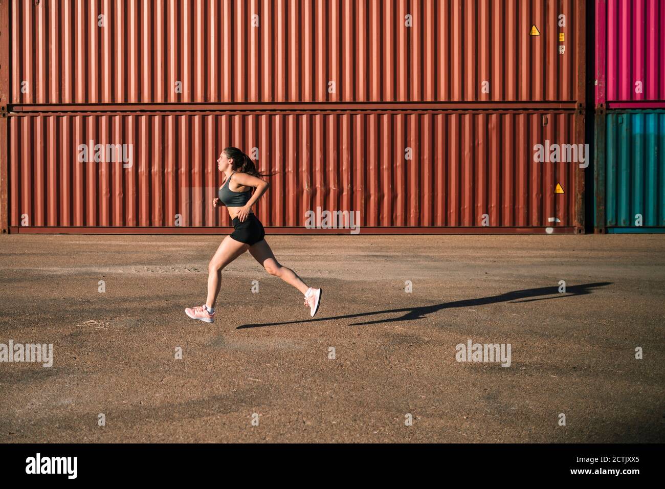 Frau beim Joggen in einem Industriepark Stockfoto