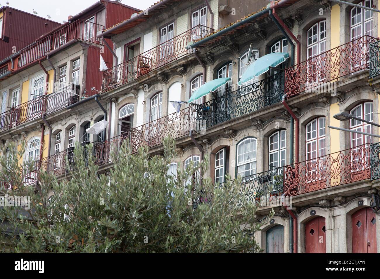 Portugal, Porto District, Porto, Balkone von bunten Stadthäusern Stockfoto