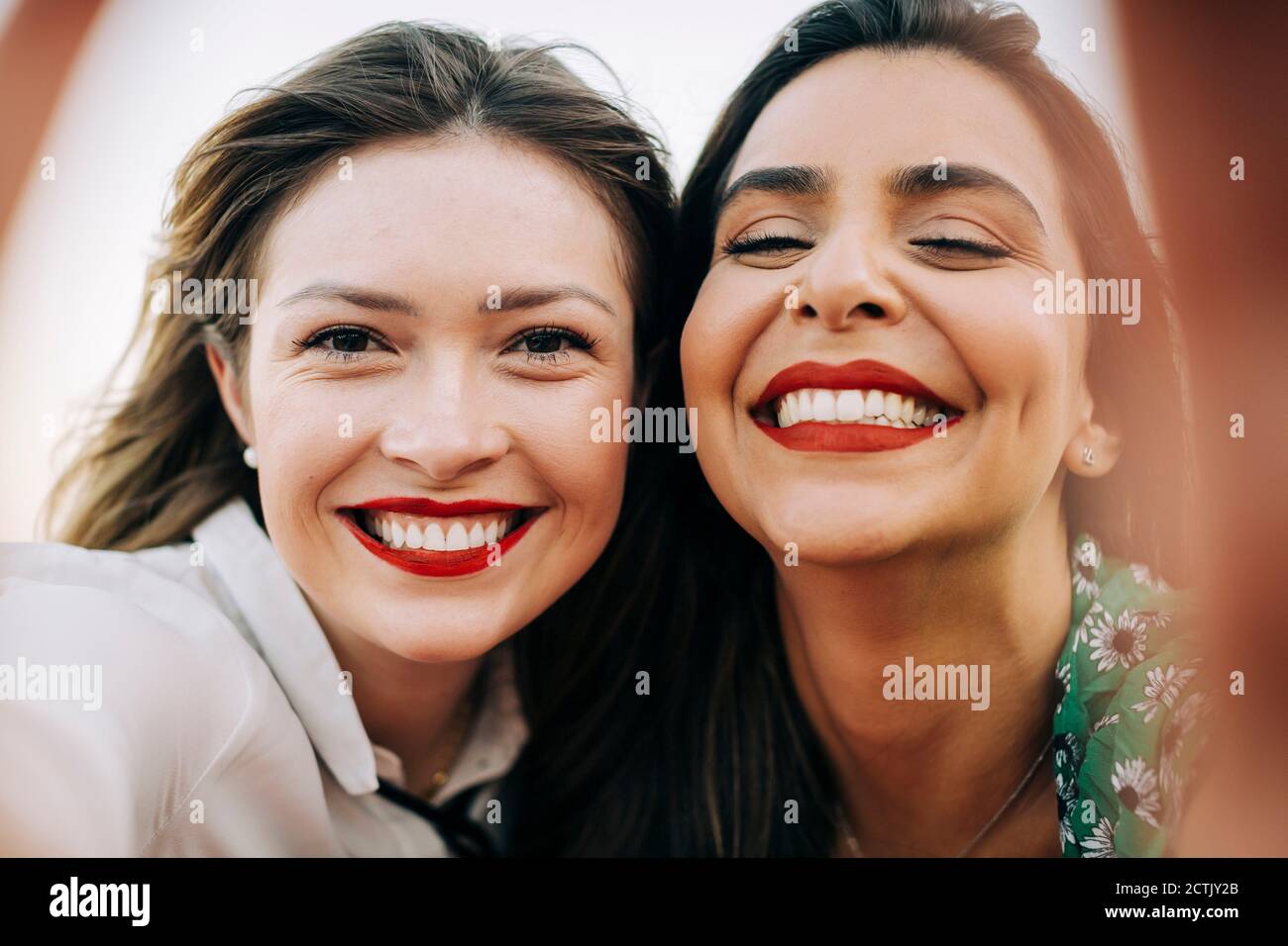 Nahaufnahme Porträt von lächelnden schönen Freundinnen Stockfoto