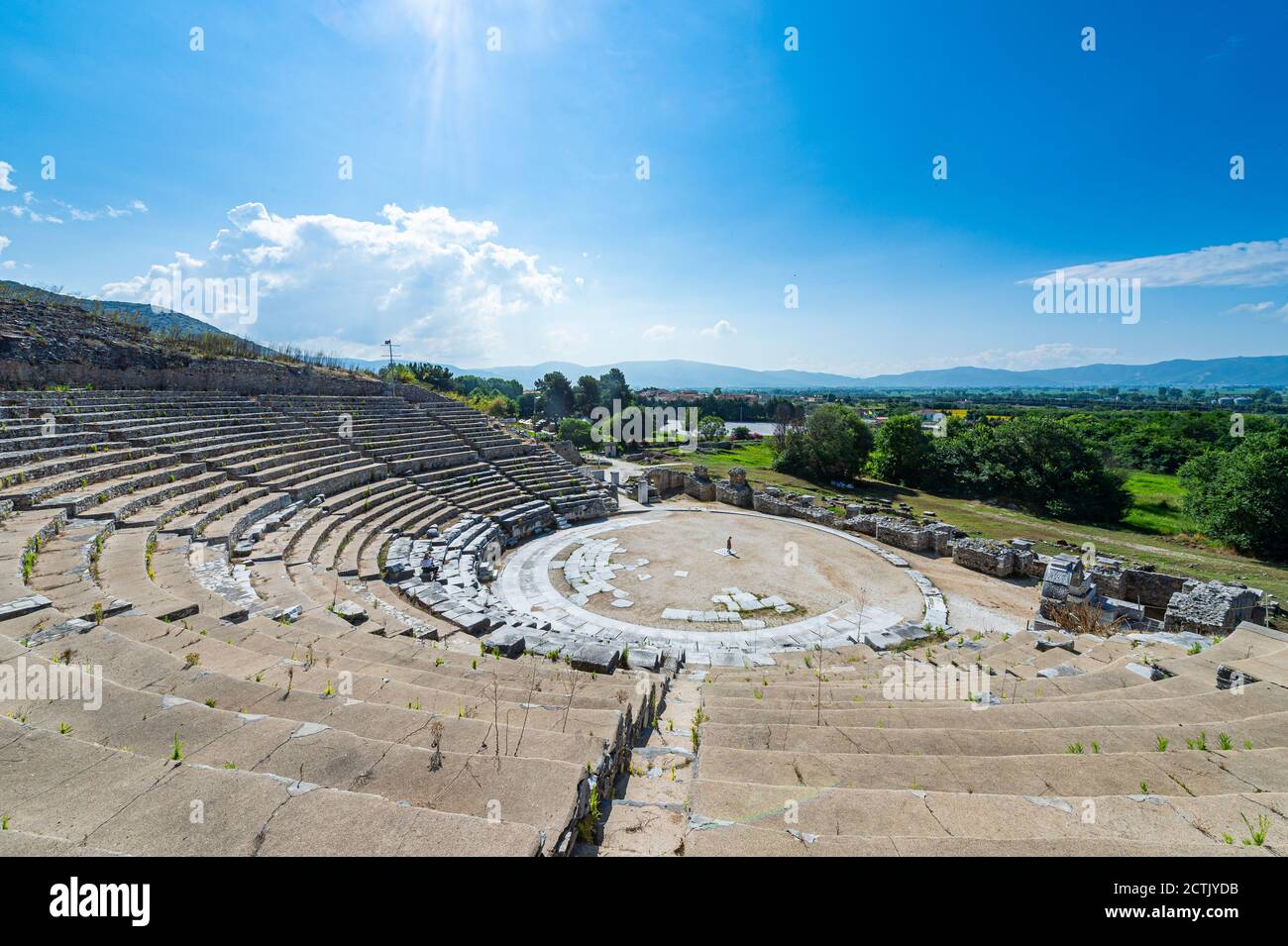 Griechenland, Ostmakedonien und Thrakien, Filippoi, Antikes Amphitheater in Philippi an sonnigen Tagen Stockfoto