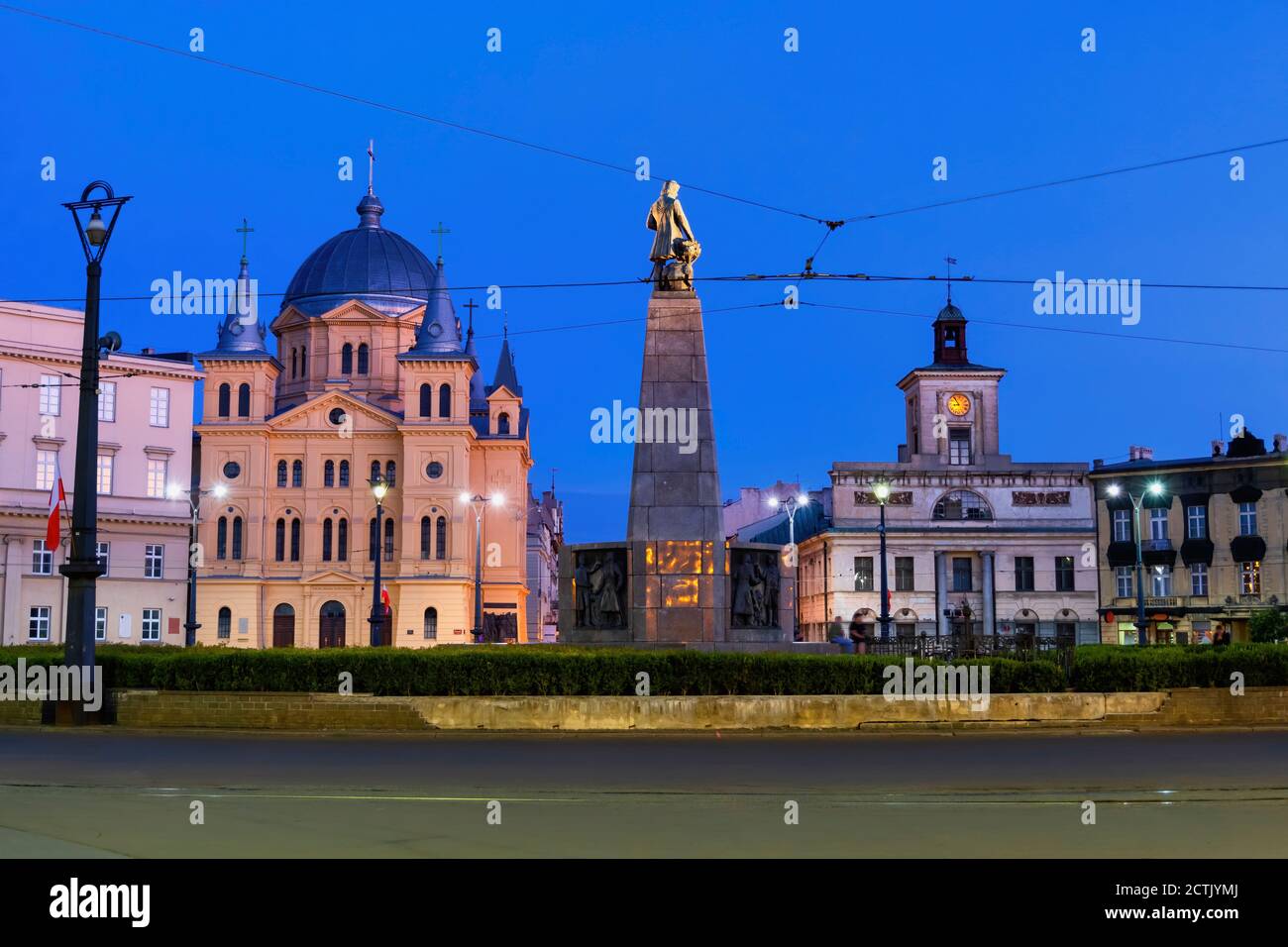 Polen, Lodz, Stromleitungen über Freiheitsplatz mit Kirche von Pfingsten des Heiligen Geistes, Kosciuszko Denkmal und Rathaus im Hintergrund Stockfoto