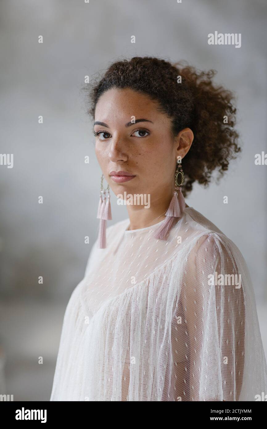 Schöne Braut steht in einem Zimmer Stockfoto Schöne Braut steht in einem Zimmer Stockfoto