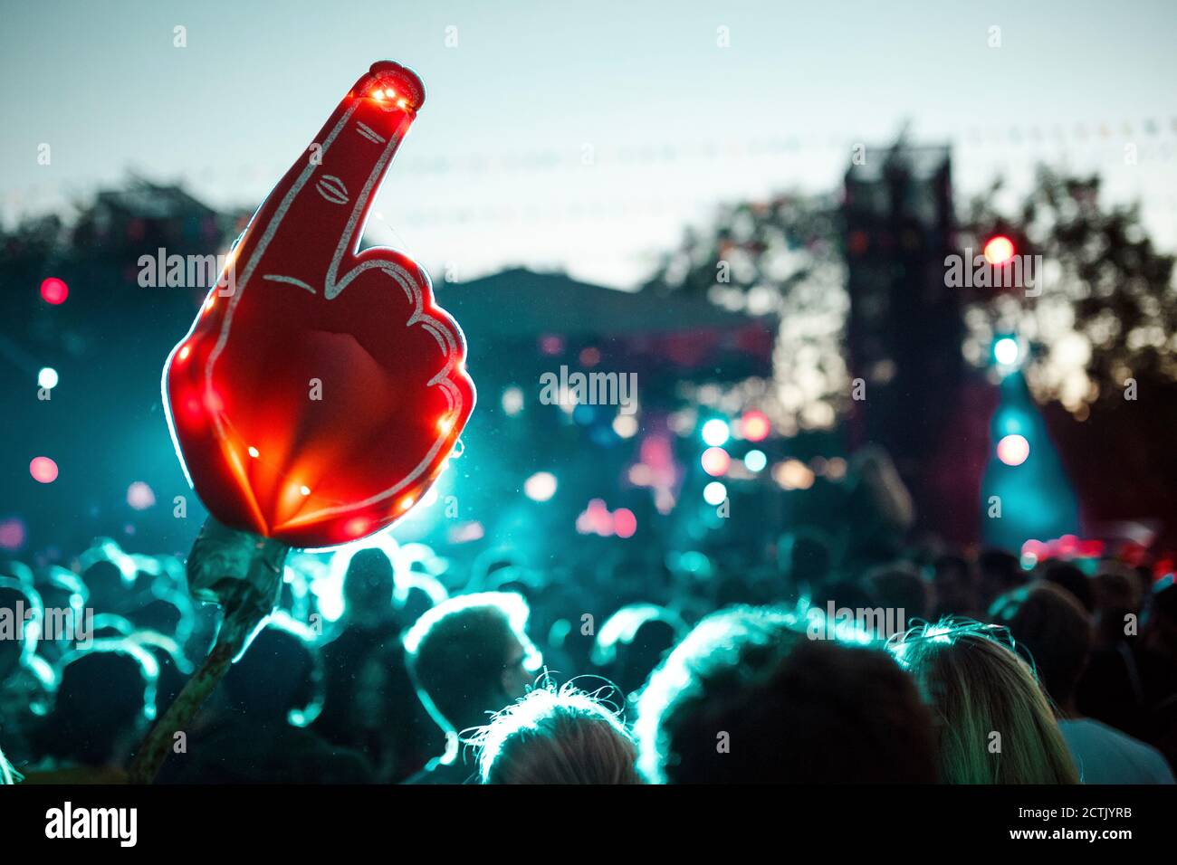 Große Schaum überreichen Menge von Menschen Spaß während Musikfestival Stockfoto