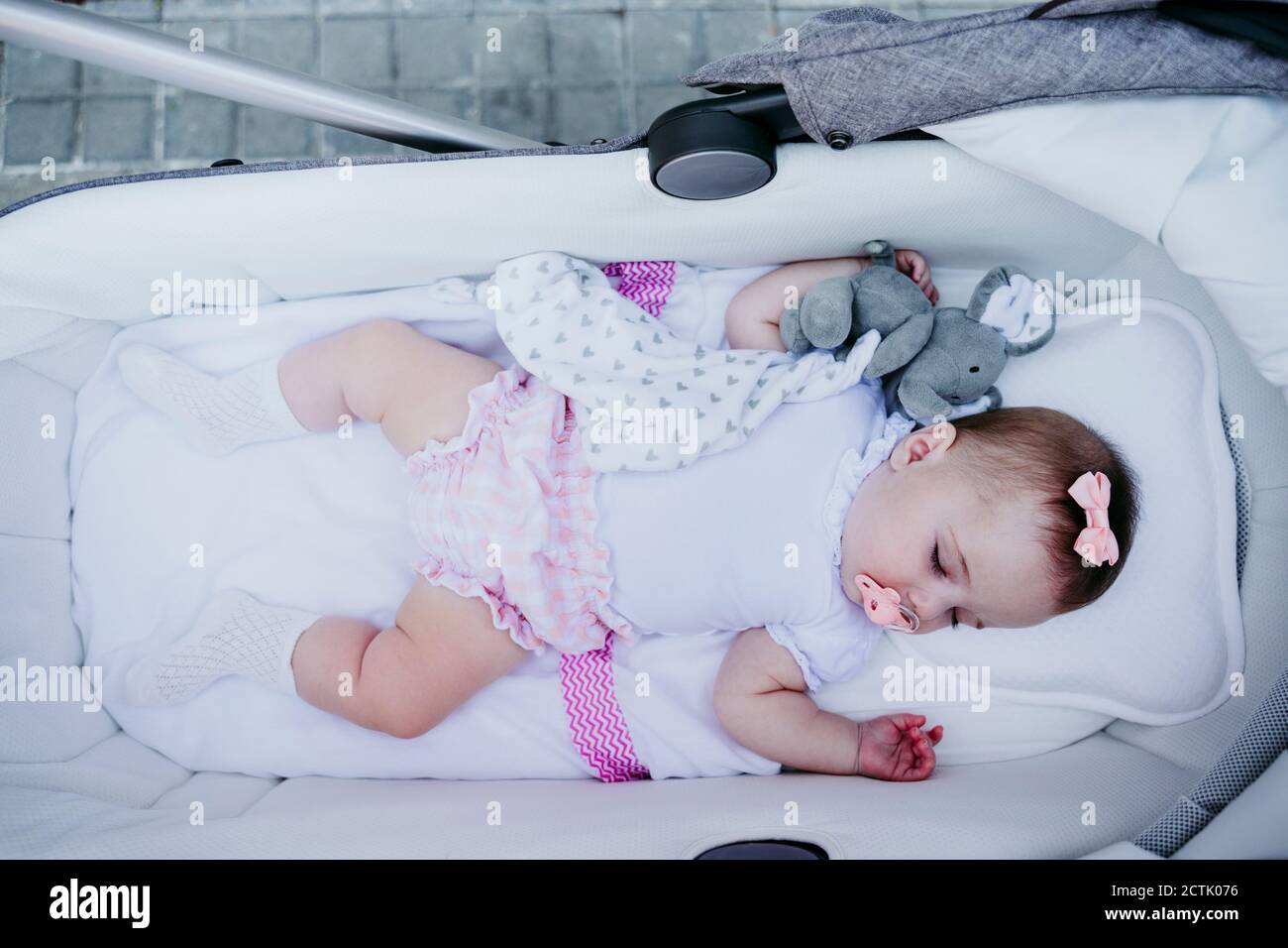 Baby sleeping on stroller in Fotos und Bildmaterial in hoher Auflosung Alamy