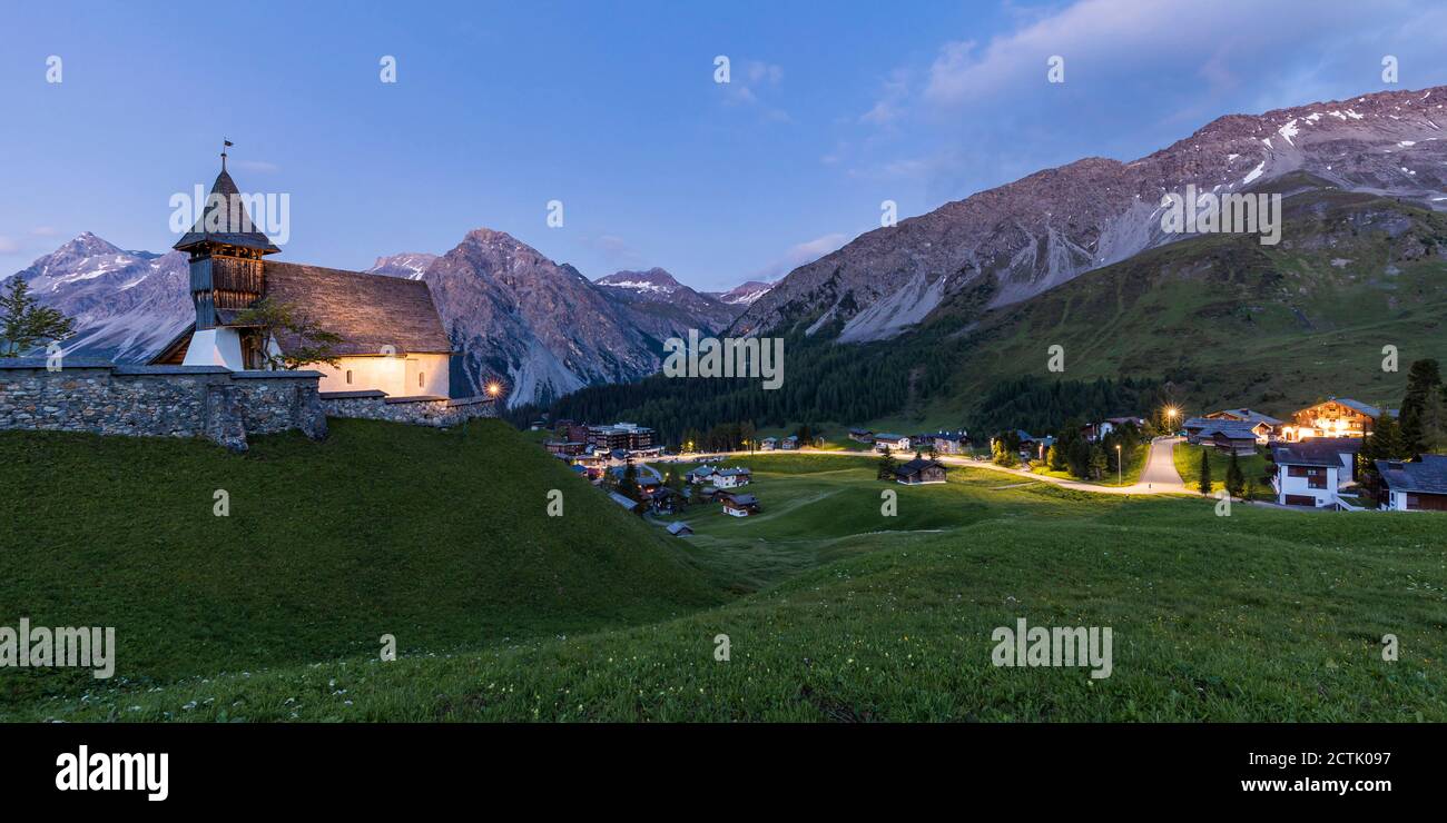 Schweiz, Kanton Graubünden, Arosa, Panorama der Plessurer Alpen und Alpenstadt bei Sommerabbruch Stockfoto