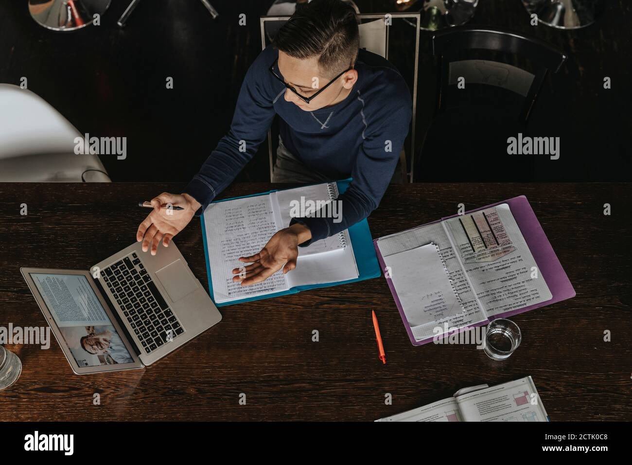 Junger Mann, der von zu Hause aus lernt, mit einem Laptop Stockfoto