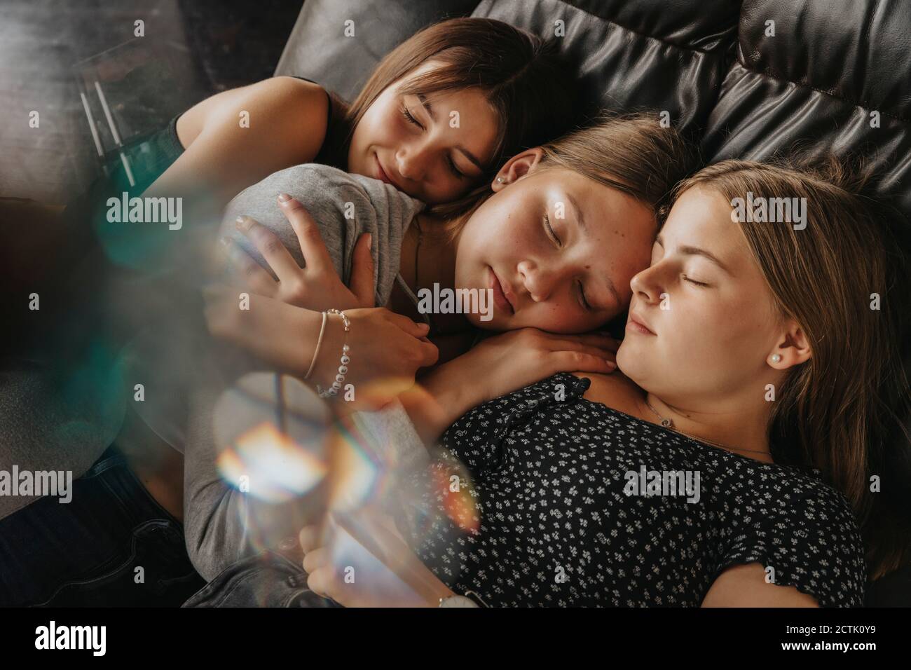 Freunde schlafen auf dem Schlafsofa zu Hause Stockfoto