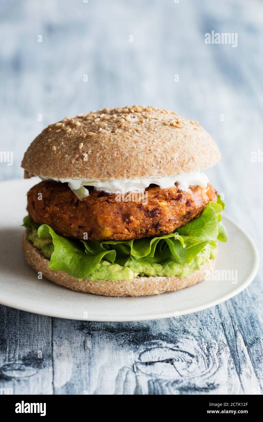 Vegetarischer burger und salat -Fotos und -Bildmaterial in hoher ...