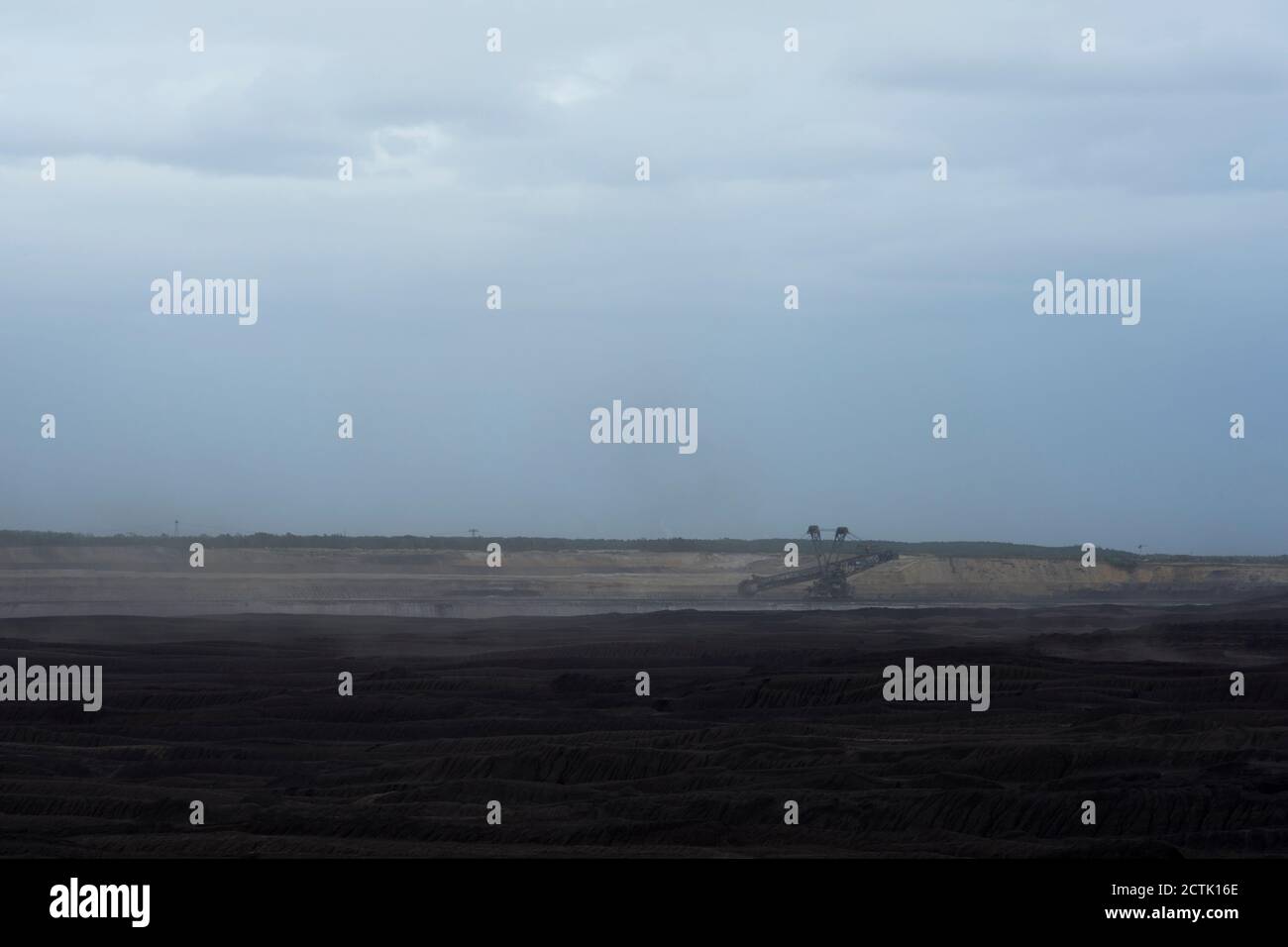 Ein starker Wind weht über das Tagebau Welzow-Süd in der Lausitz, Deutschland 2020. Stockfoto