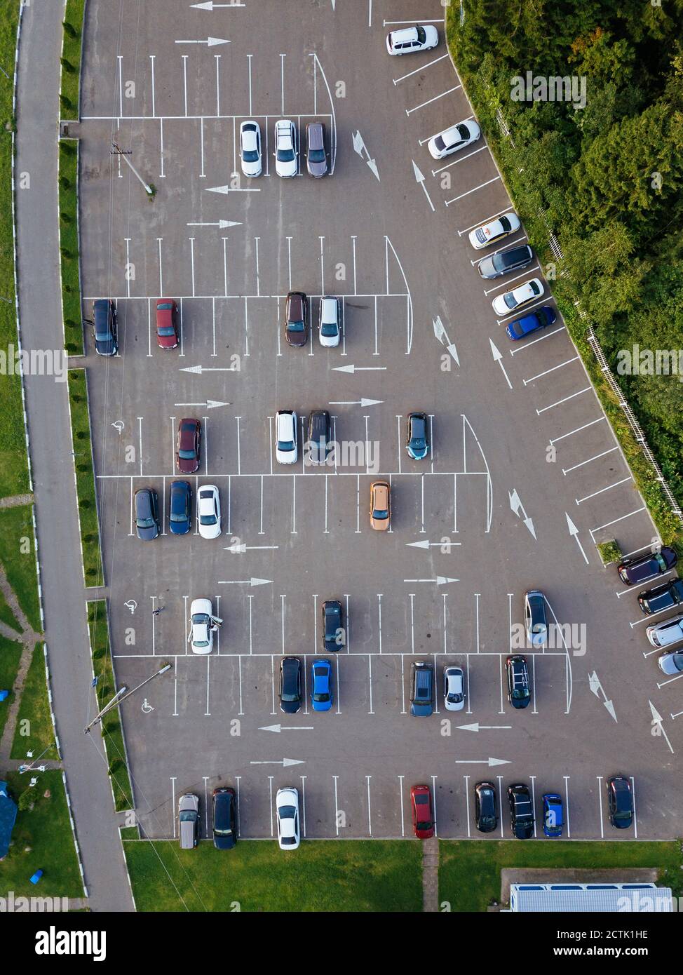 Luftaufnahme der Autos auf dem Parkplatz im Freien geparkt Stockfoto