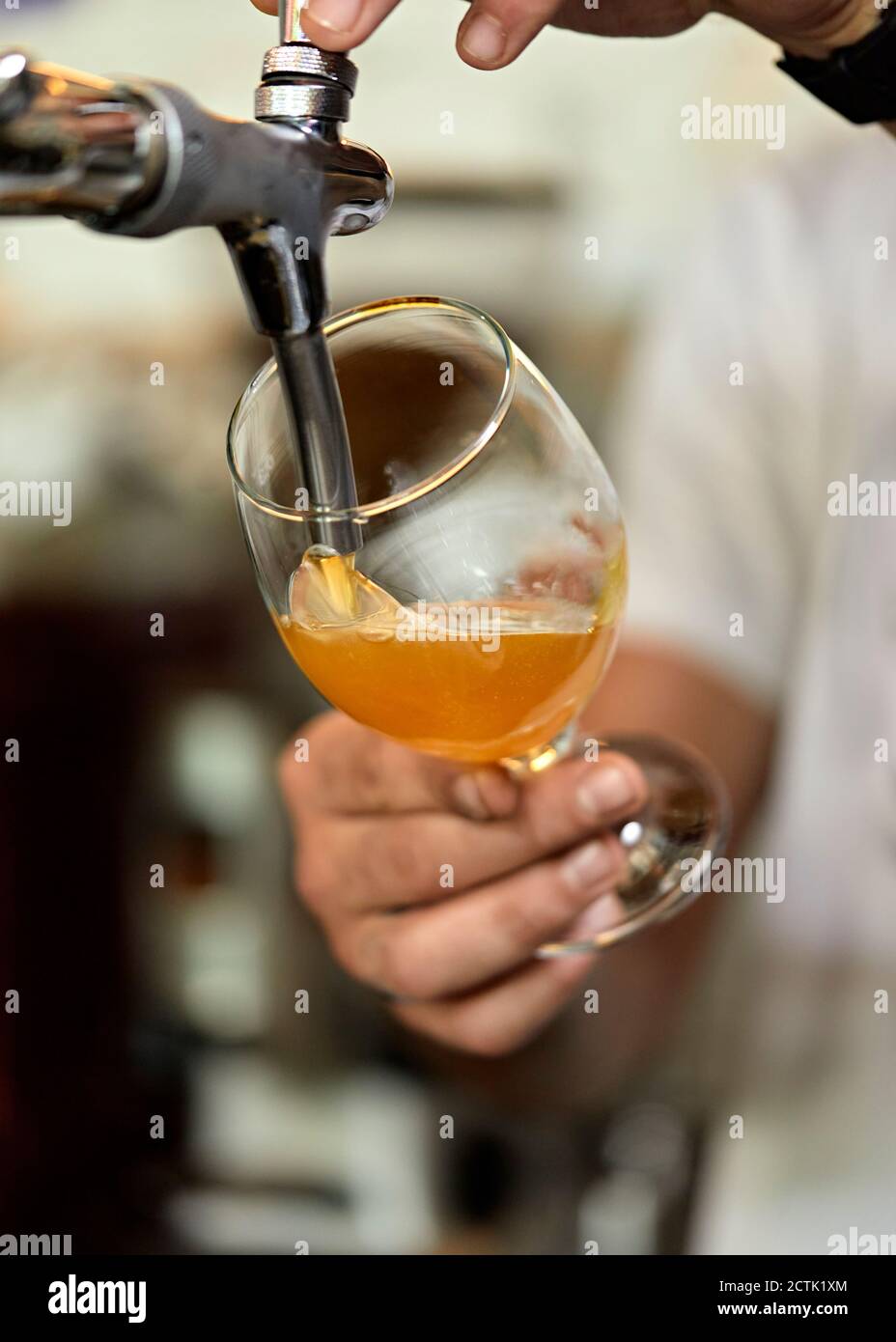 Nahaufnahme des Barkeepers beim Bierzapfen Stockfoto