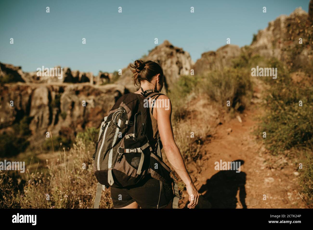 Frau mit Rucksack Wandern im Wald Stockfoto