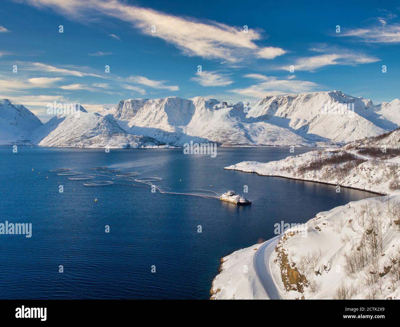 Luftaufnahme einer Fischfarm in den Fjorden, Finnmark, Norwegen Stockfoto