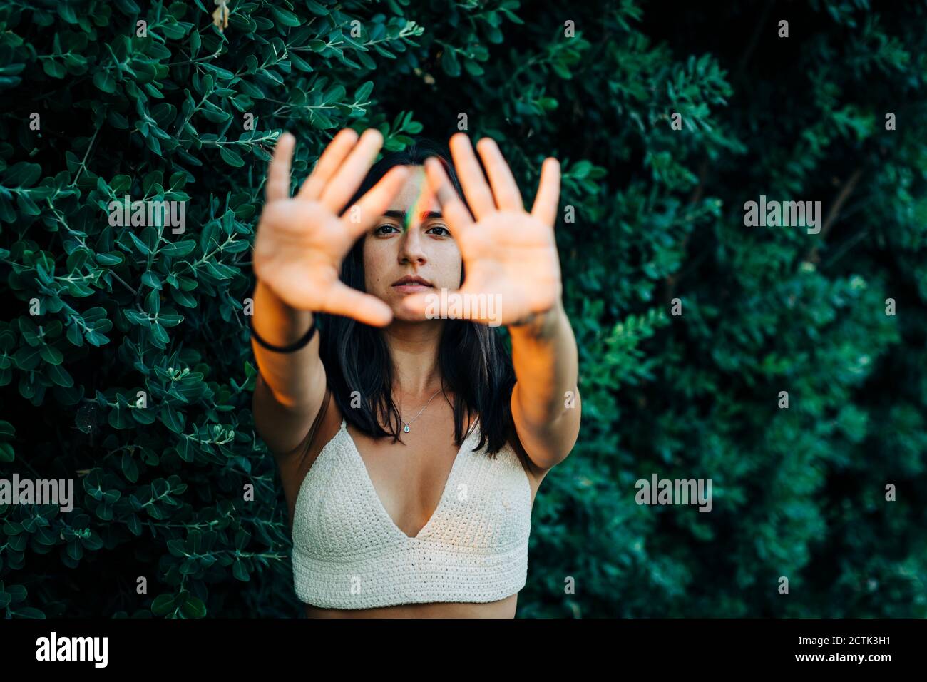 Frau zeigt Stop-Geste, während sie im Park steht Stockfoto