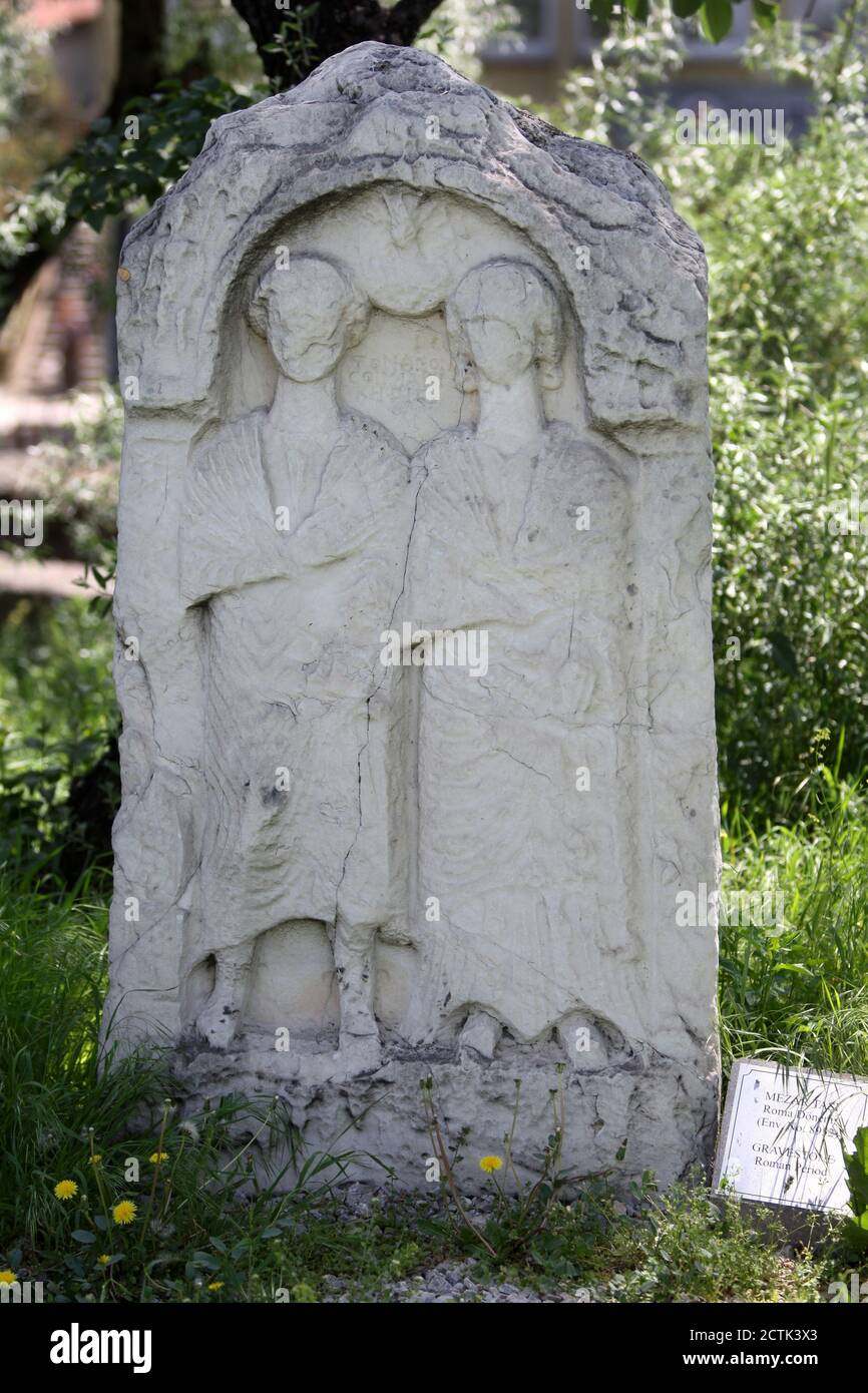 Ein wunderschön geschnitzter römischer Grabstein, der an den antiken Ruinen des römischen Bades in Ankara in der Türkei sitzt. Die Bäder stammen vom römischen Kaiser Caracalla. Stockfoto