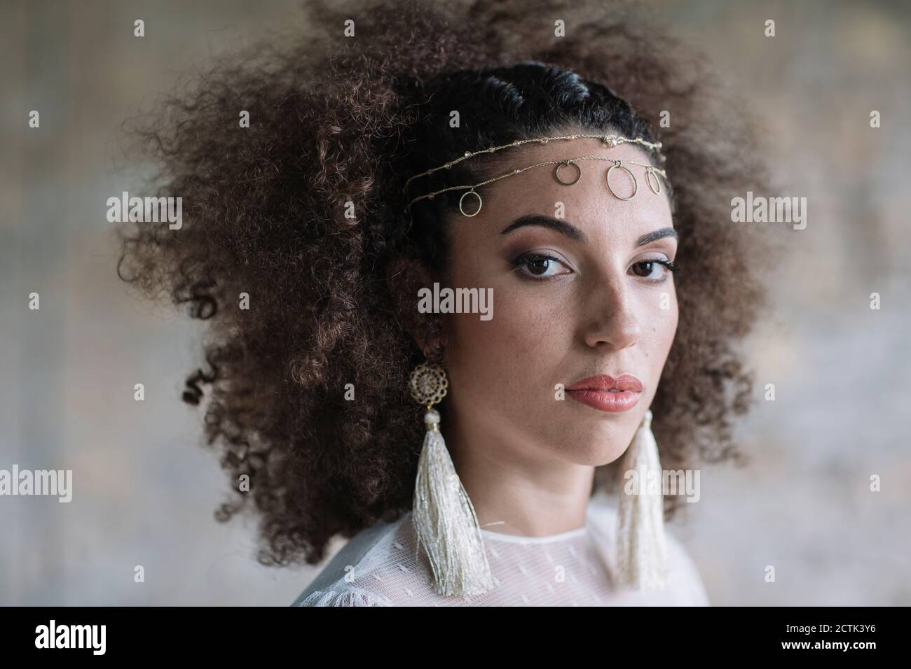 Schöne Braut, die gegen die Wand steht Stockfoto Schöne Braut, die gegen die Wand steht Stockfoto