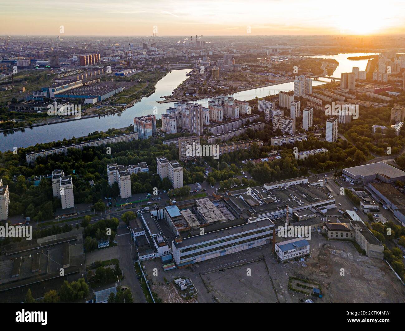 Russland, Moskau Oblast, Moskau, Luftaufnahme des Wohngebietes bei Sonnenuntergang mit Moskwa Fluss im Hintergrund Stockfoto