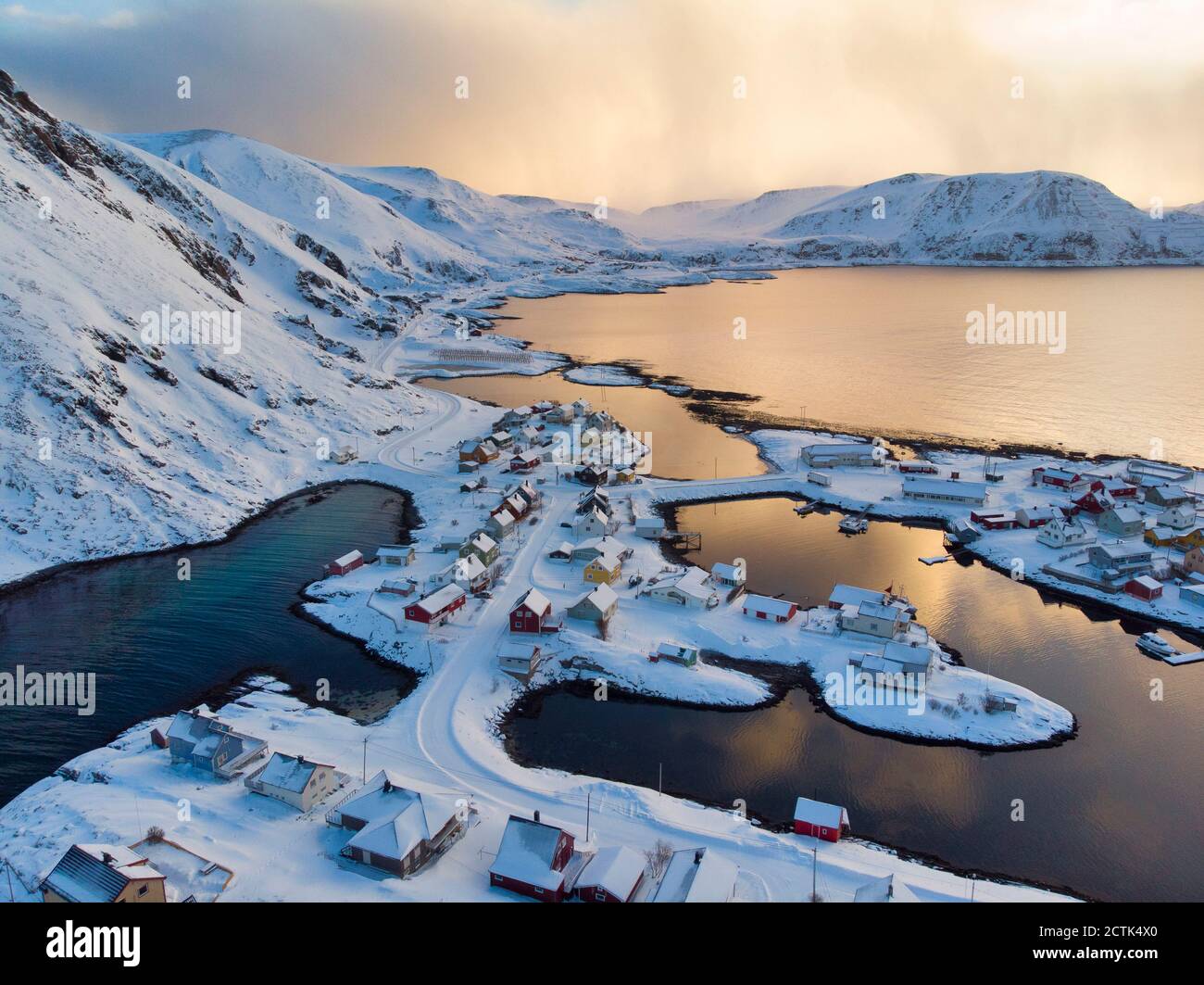 Luftaufnahme von Sorvaer bei Sonnenaufgang, Soroya Island, Norwegen