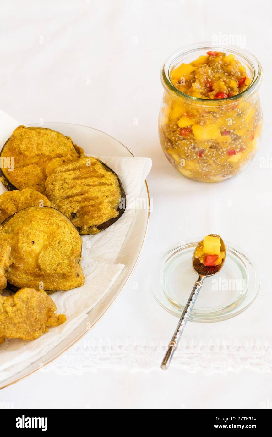 Teller mit frittiertem Gemüse mit Mango-Chutney Stockfoto