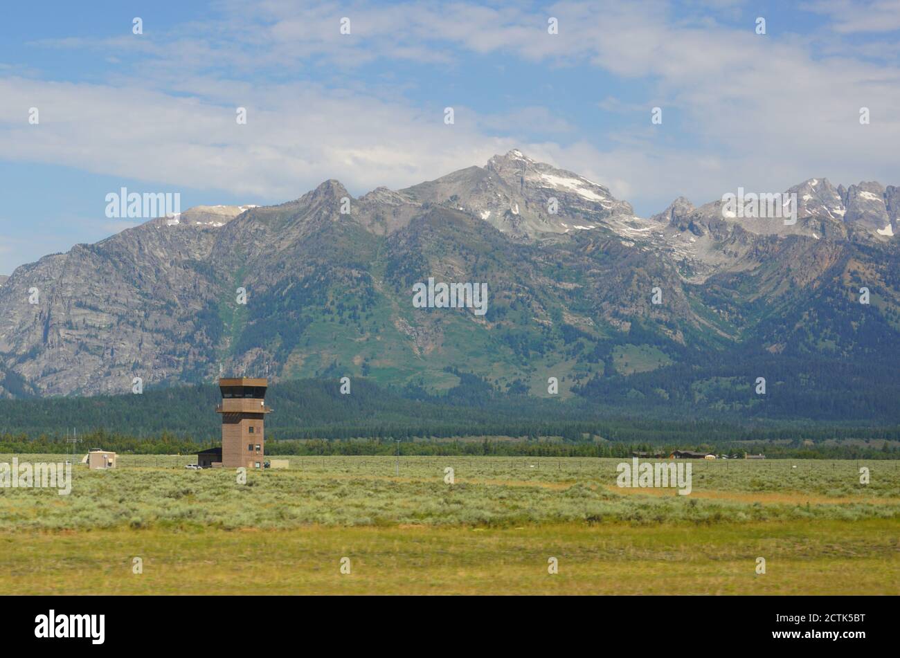 JACKSON HOLE, WY –1. AUG 2020- Blick auf den Flugsicherungsturm am Jackson Hole Airport (JAC) in Jackson Hole, Wyoming, USA. Stockfoto