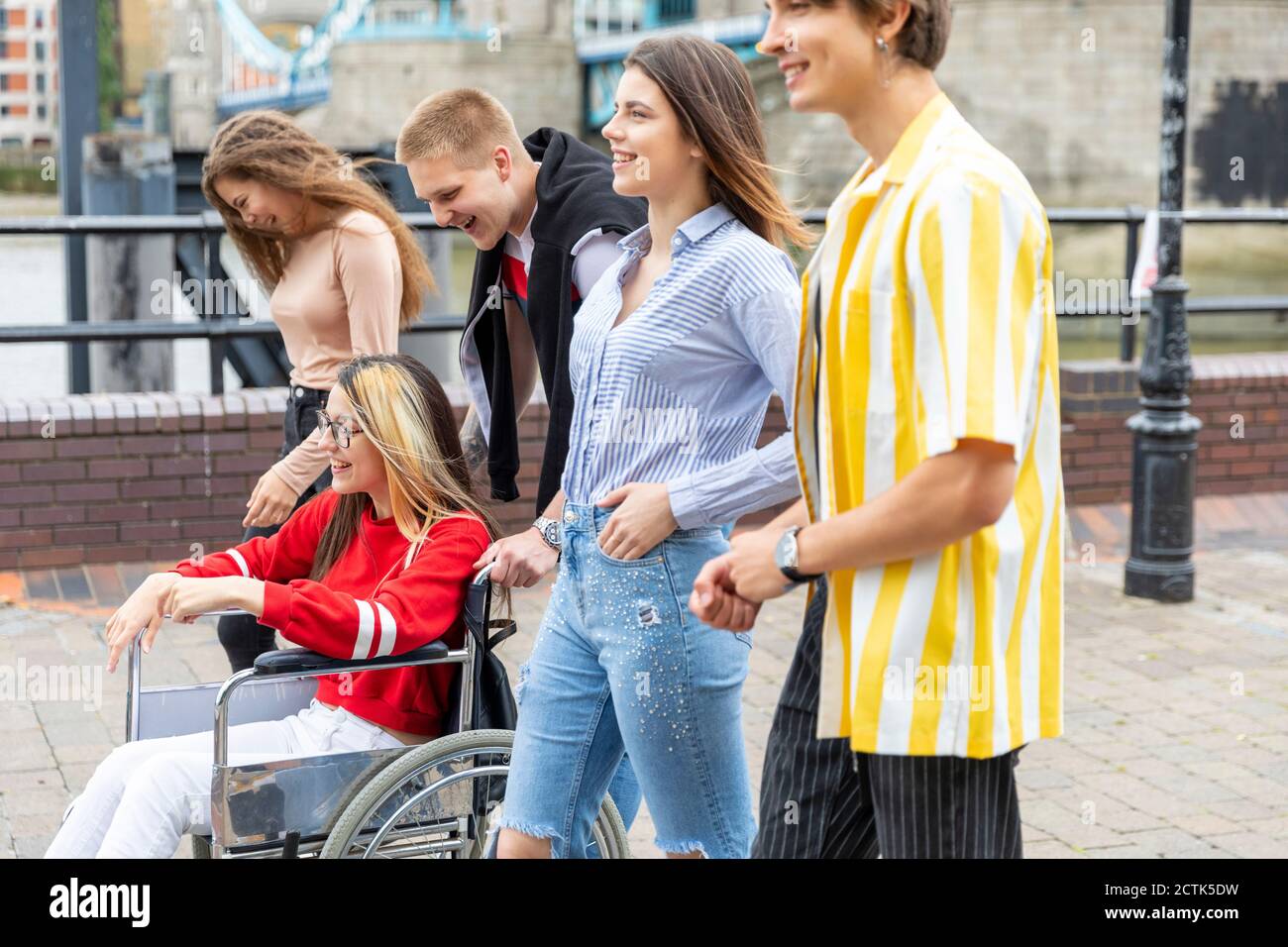 Glückliche Männer und Frauen mit behinderten weiblichen Freund verbringen Freizeit Zeit in der Stadt Stockfoto