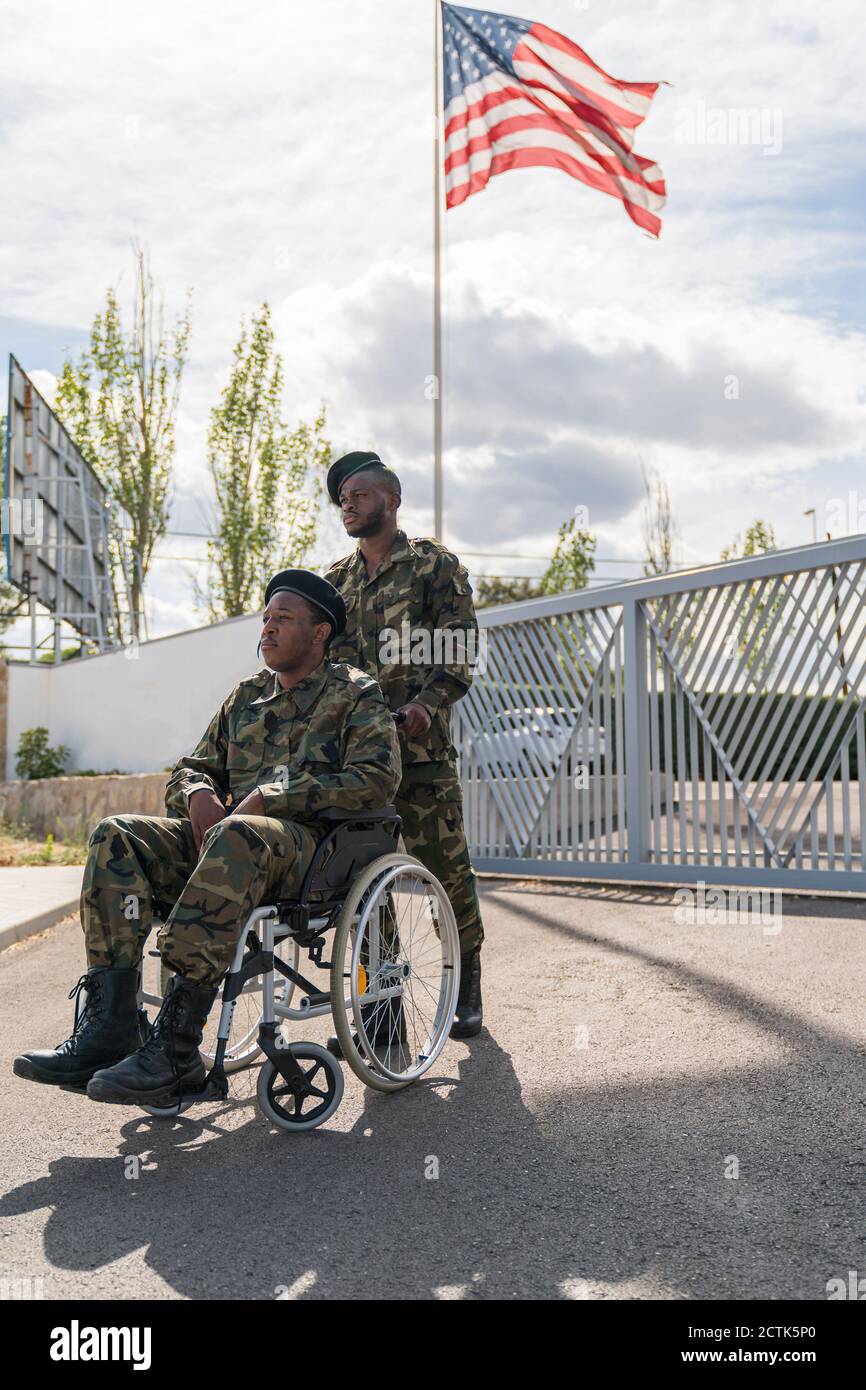 Soldaten der Armee gegen amerikanische Flagge Stockfoto