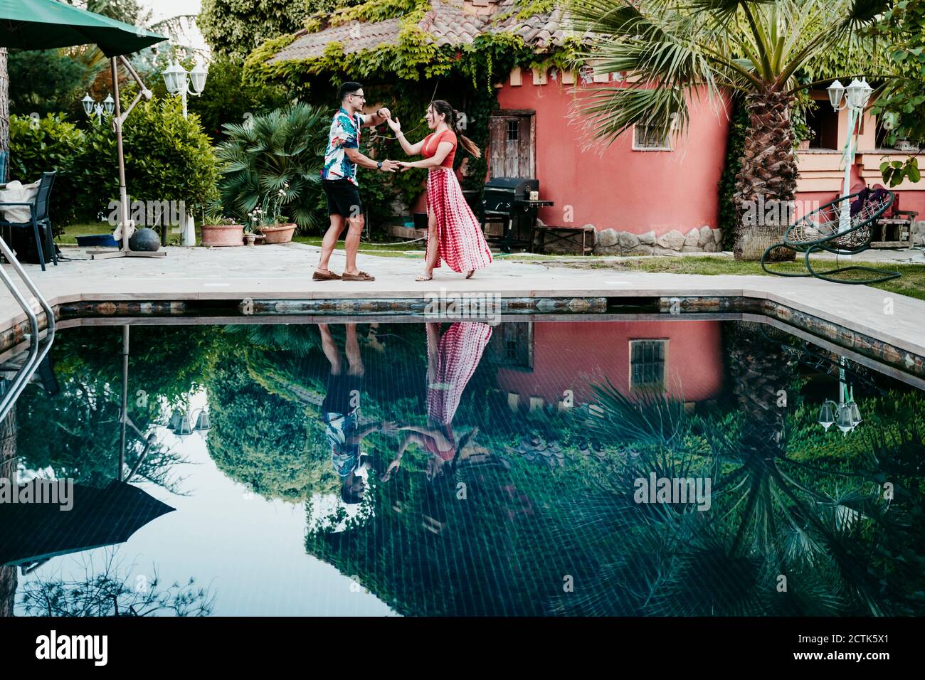 Zwei tanzende frauen -Fotos und -Bildmaterial in hoher Auflösung – Alamy
